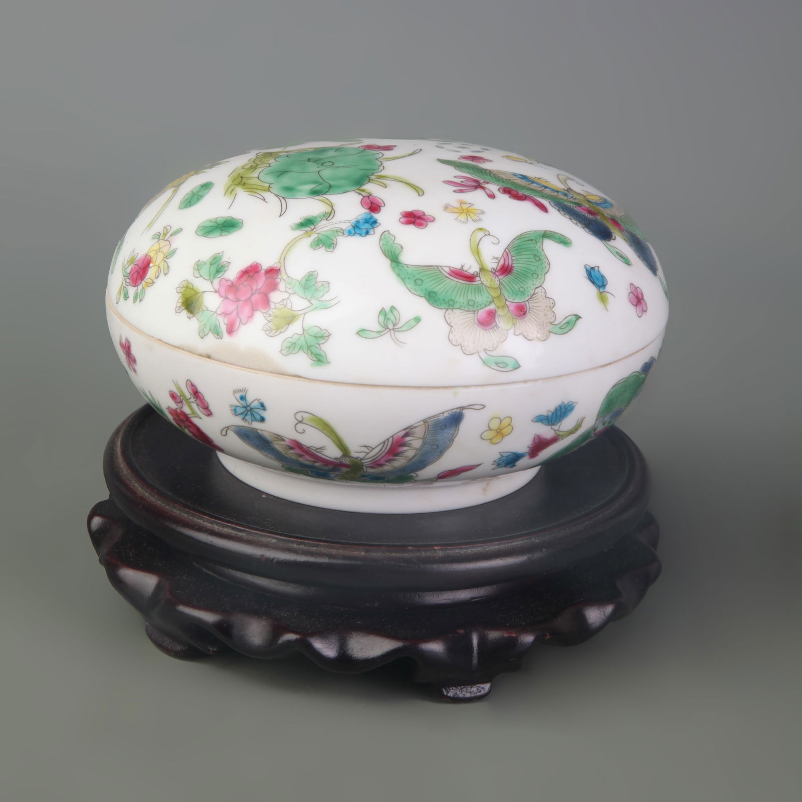 A FINE FAMILLE ROSE FLORAL PATTERN PORCELAIN COVERED BOX: Qing Dynasty; Guang Xu Period; Diameter: 5.0 inch; High: 2.4 inch