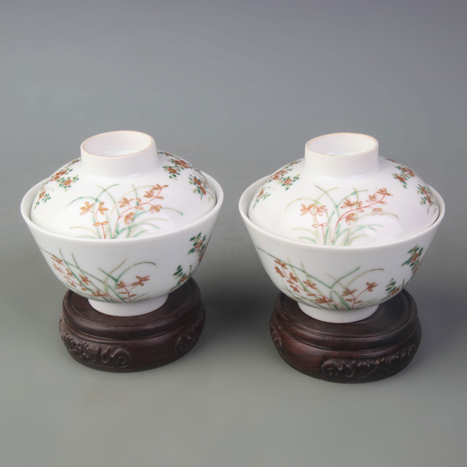 PAIR OF FAMILLE ROSE FLORAL PATTERN PORCELAIN TEA CUPS: Qing Dynasty; Tong Zhi Period; Diameter: 4.0 inch; High: 3.3 inch