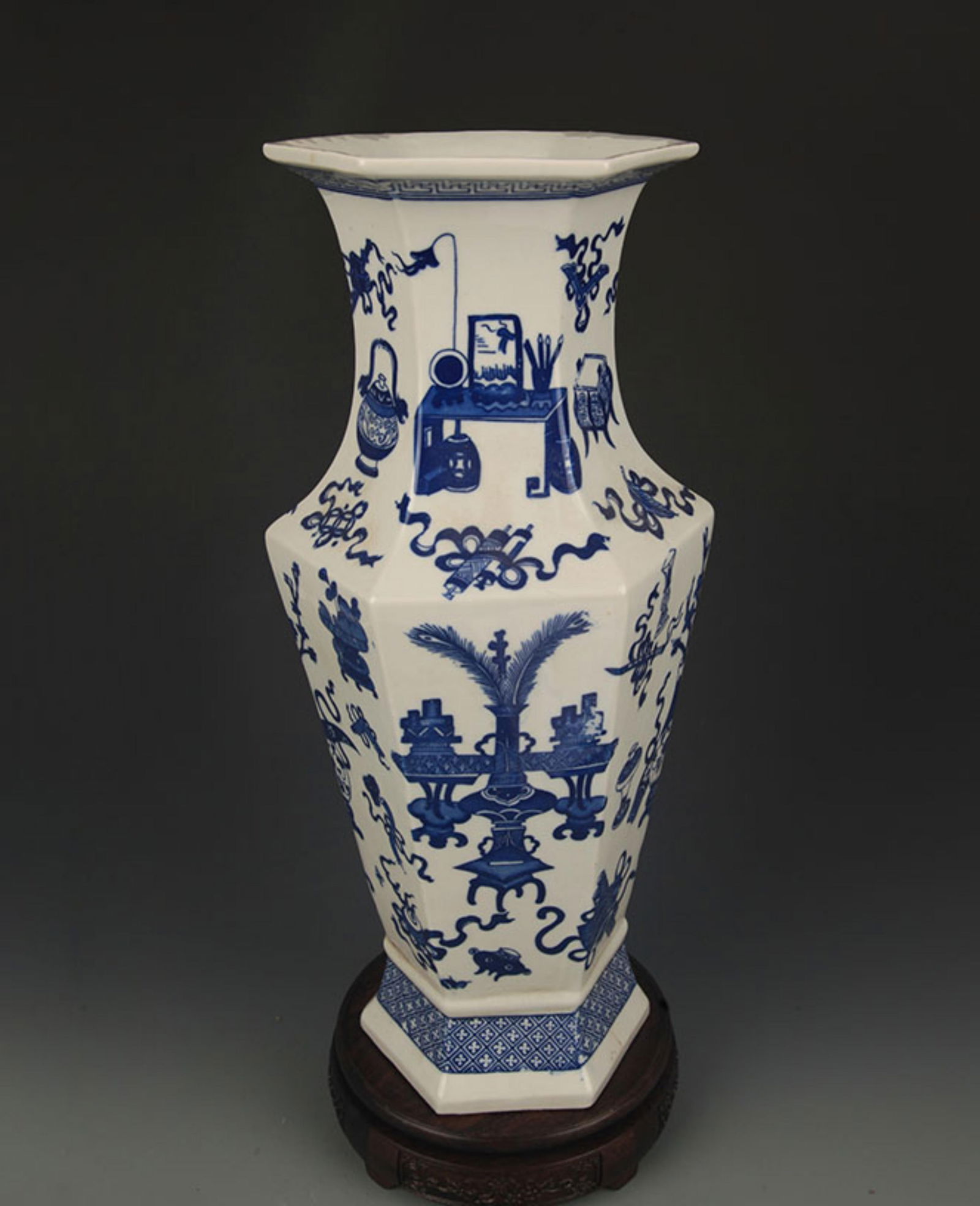 BLUE AND WHITE FLOWER PATTERN SIX SIDED VASE (1 of 5)