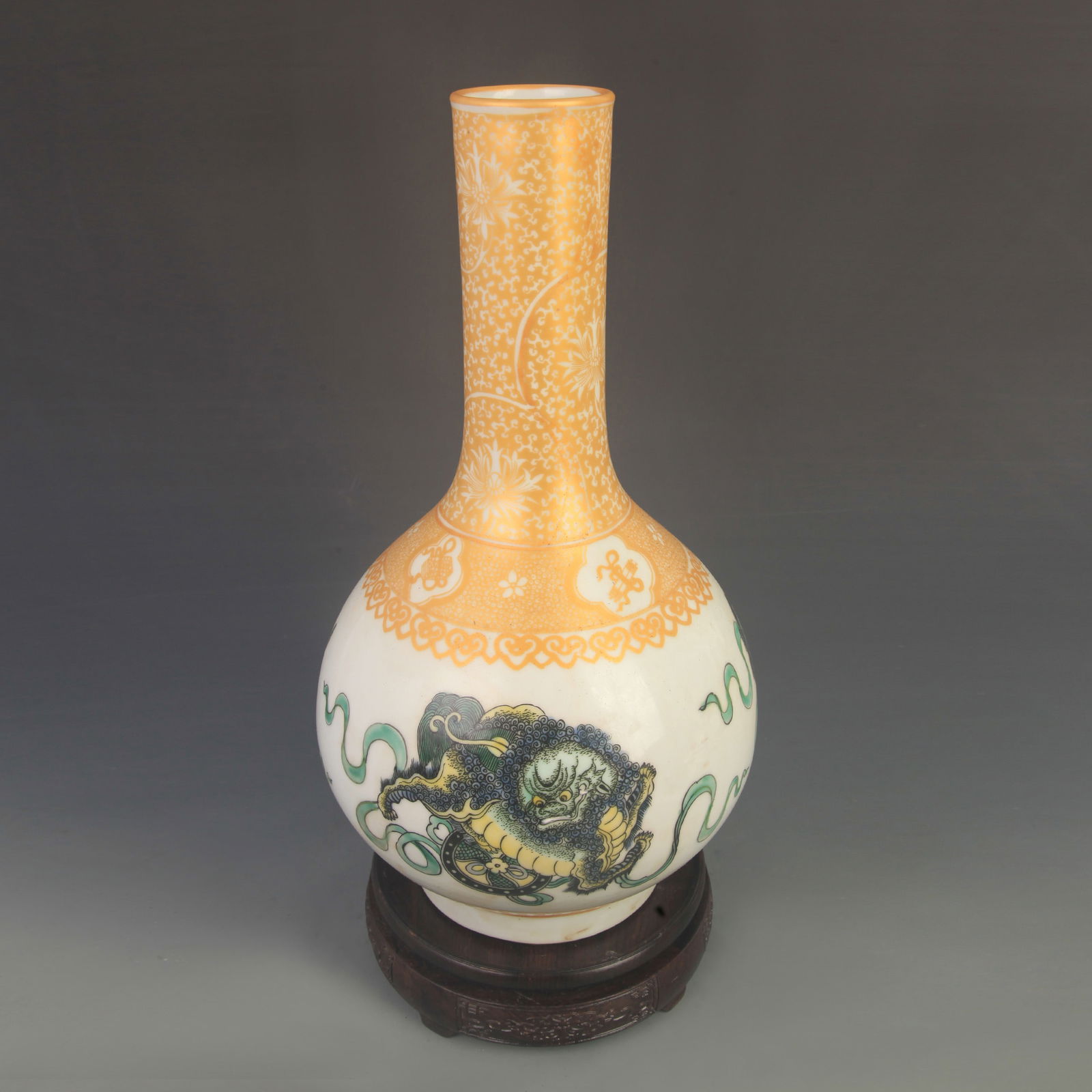 FAMILLE ROSE “LION PATTERN?? TIAN QIU STYLE PORCELAIN VASE: Qing Dynasty; Kangxi Period; High: 13.5 inch; Diameter: 7.00 inch;