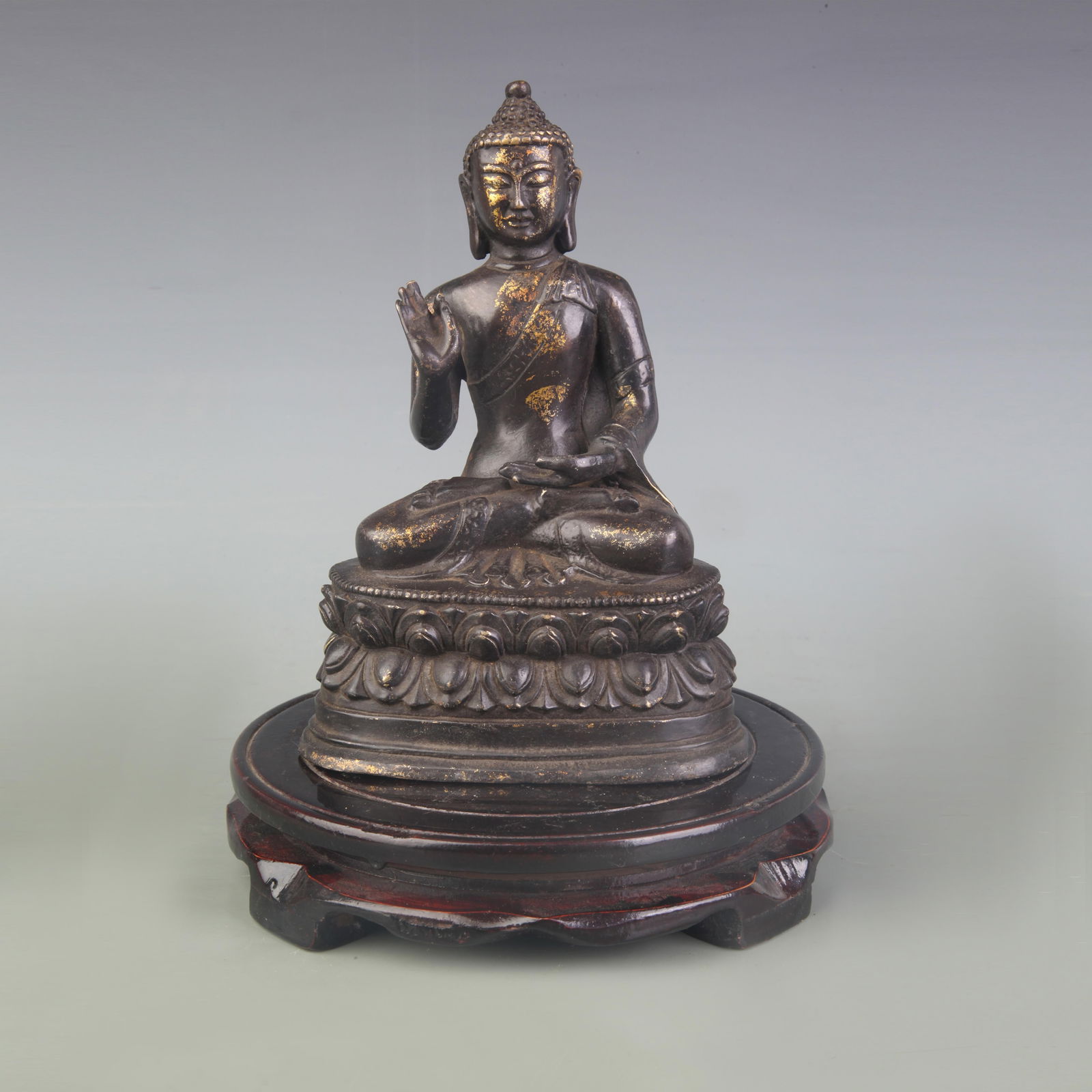 A FINE BRONZE TATHAGATA BUDDHA STATUE: Modern; High: 7.1 inch;