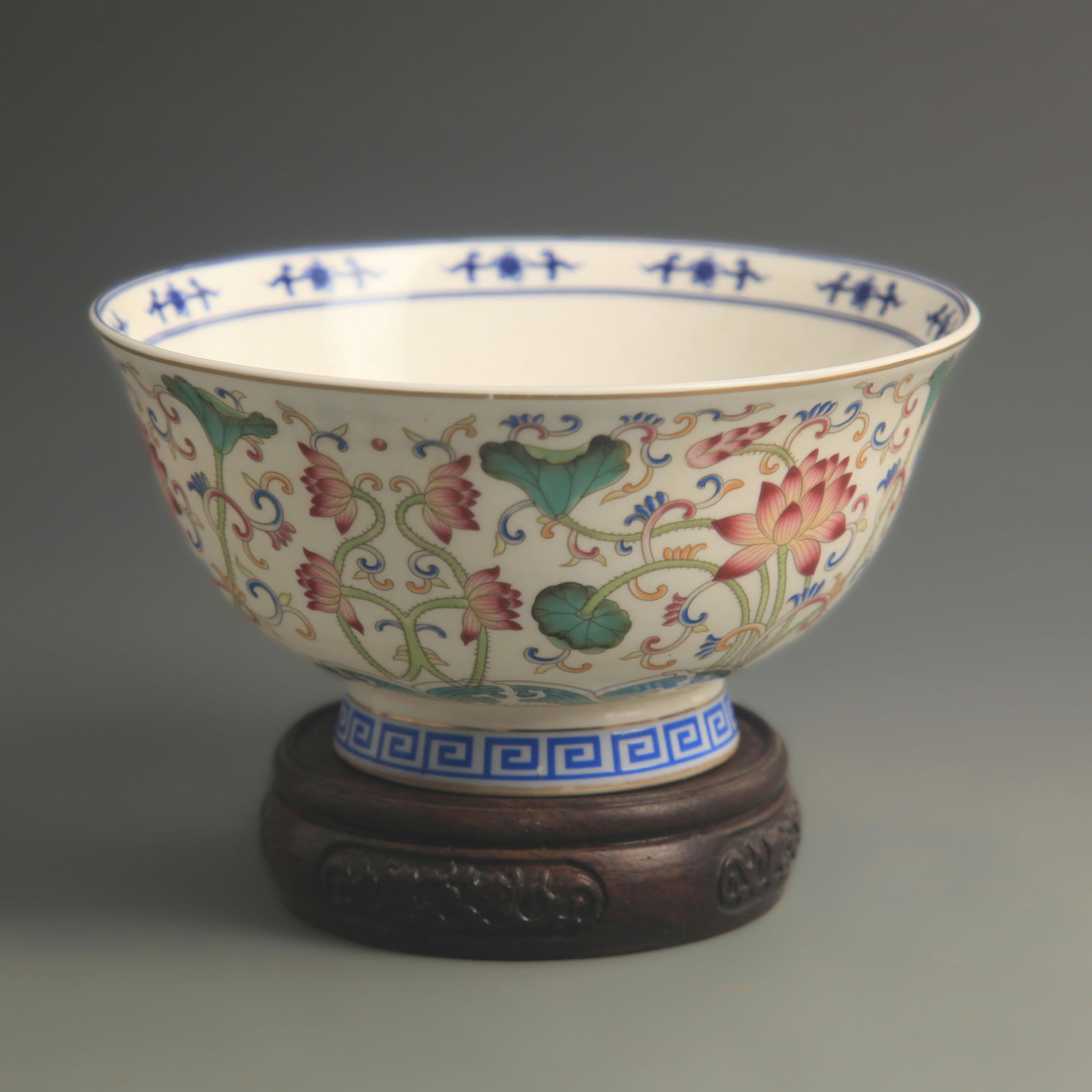A FINE FAMILLE-ROSE FLOWER PATTERN PORCELAIN BOWL: Qing Dynasty Qian Long Period; Diameter: 6.10 inch;