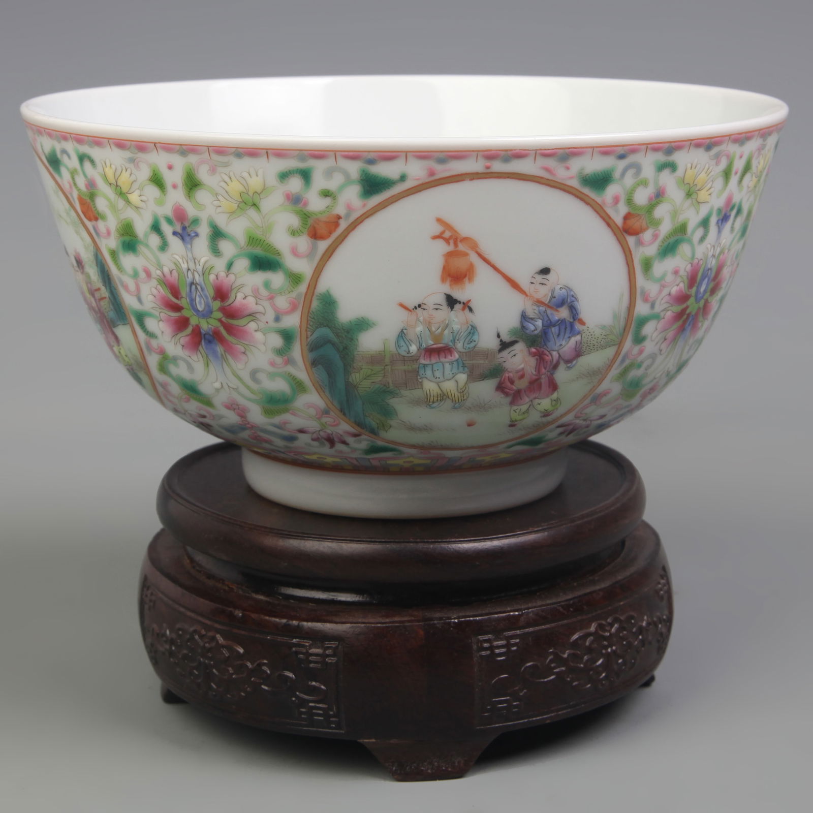 FAMILLE ROSE FLORAL AND FIGURAL PATTERN BOWL: Qing Dynasty Qian Long Period; Diameter: 6.4 inch; High: 3.3 inch