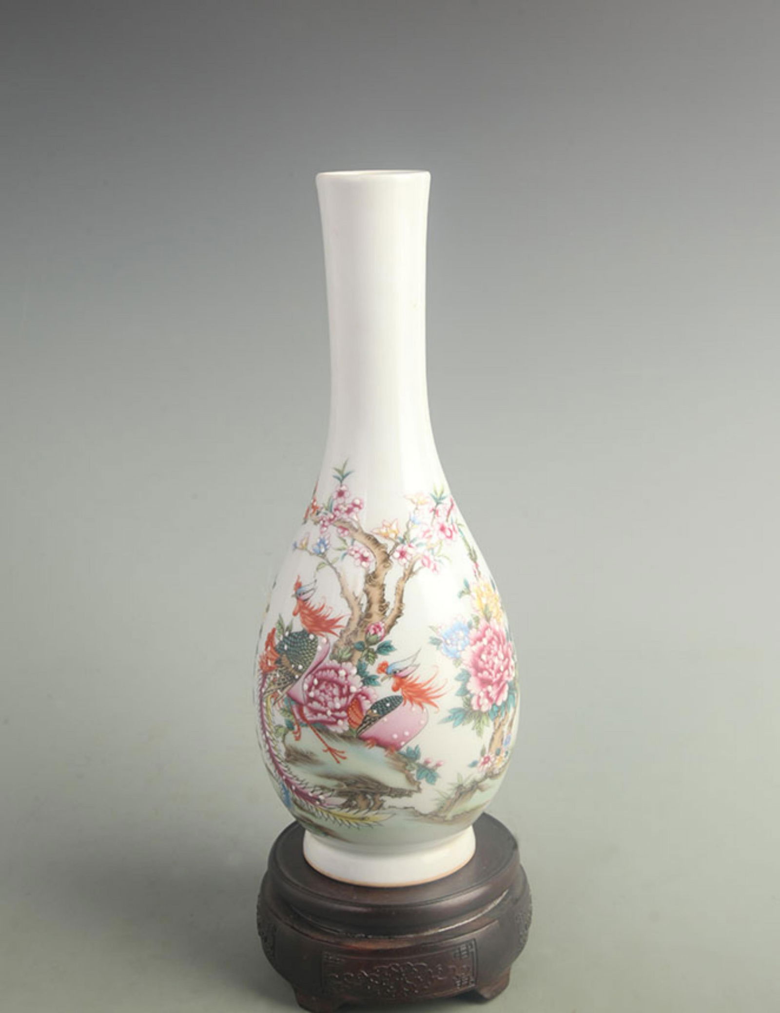 FAMILLE ROSE “WELCOMING THE AUSPICIOUS PHOENIX?? LONG-NECK PORCELAIN VASE: Qing Dynasty Qian Long Period; High: 11.2 inch;Width: 4.00 inch