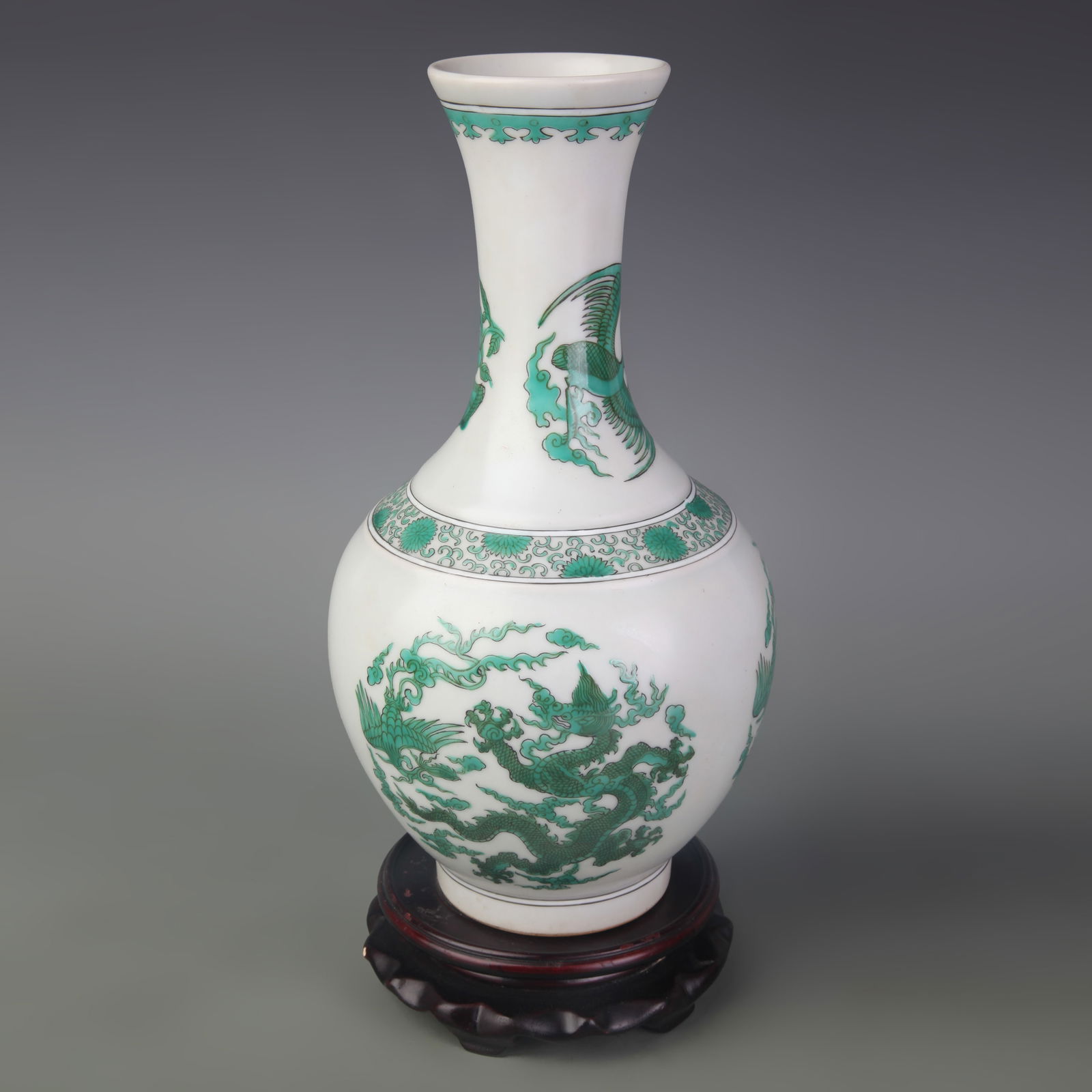A FINE MEDALLION DRAGON AND PHOENIX PATTERN PORCELAIN VASE: Qing Dynasty Yong Zheng Period; Diameter: 2.9 inch; High: 11.0 inch
