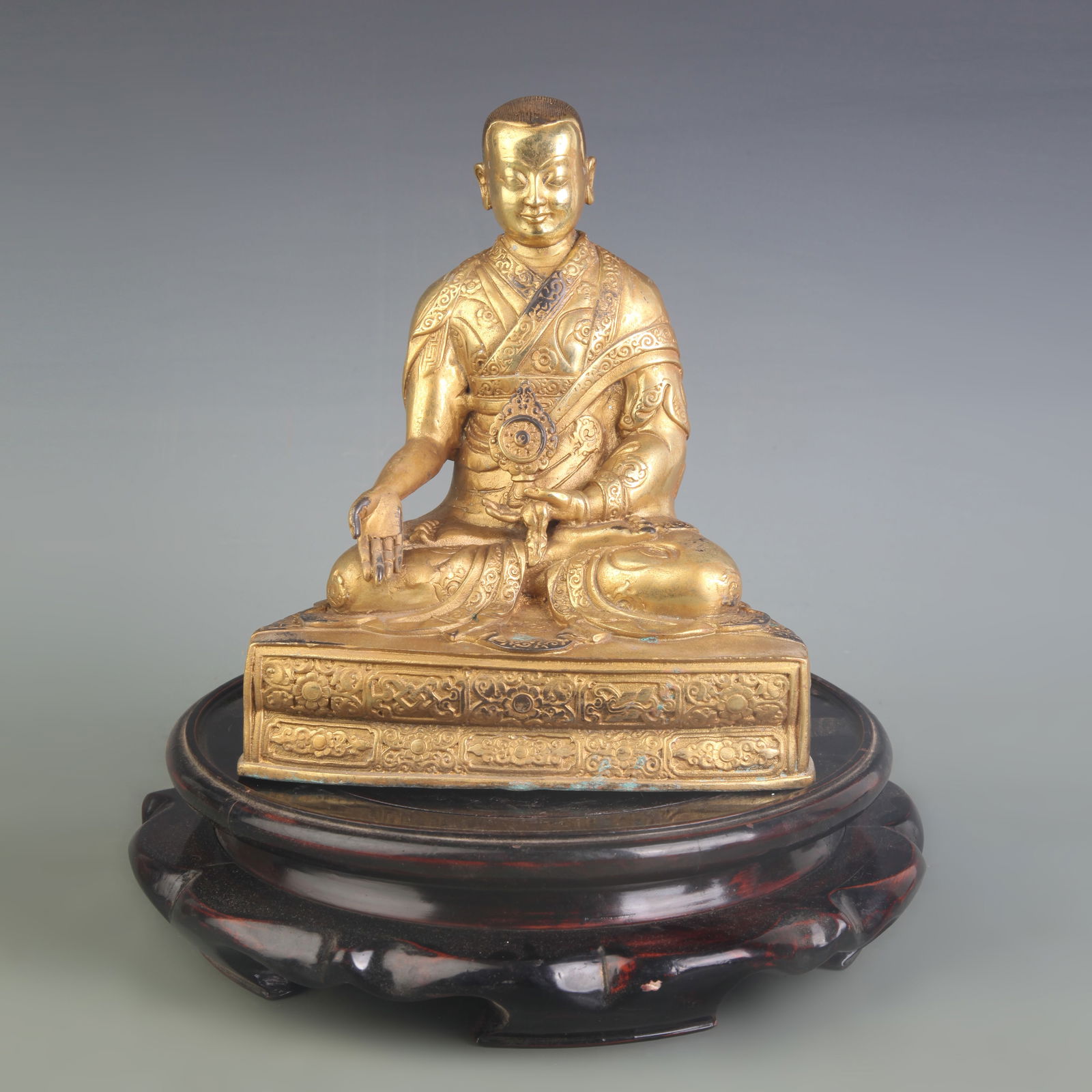 A FINE BRONZE VENERABLE FIGURE: Qing Dynasty; Width: 6.7 inch; High: 7.7 inch