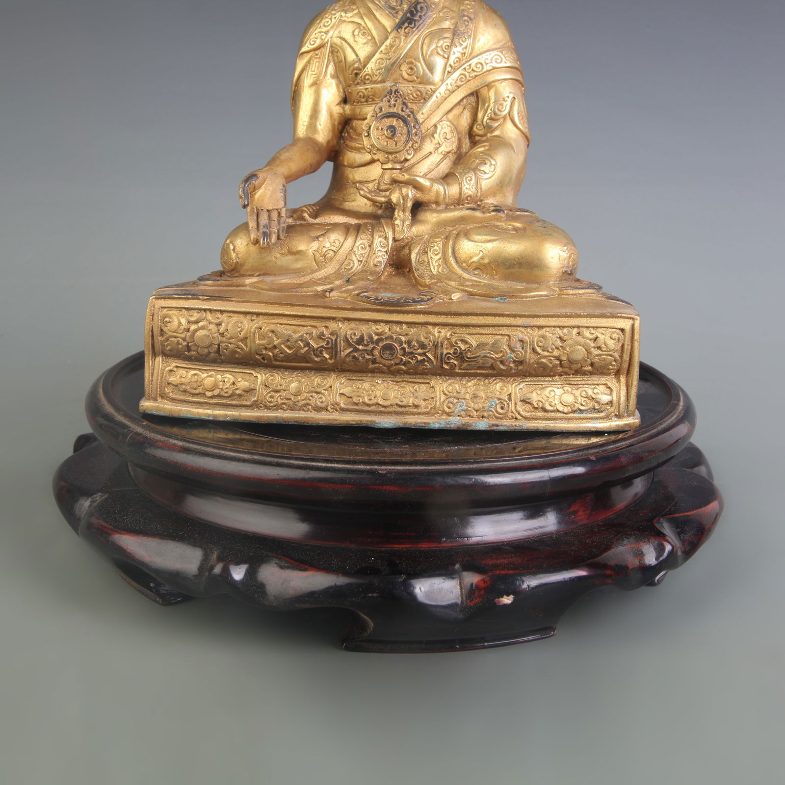 A FINE BRONZE VENERABLE FIGURE - 3