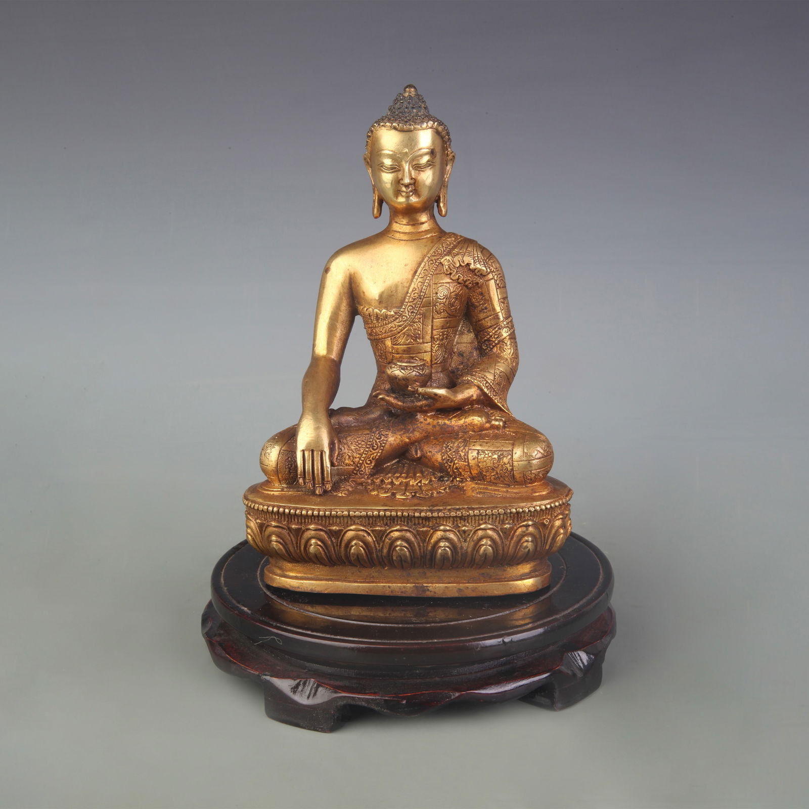 A FINE BRONZE SHAKYAMUNI BUDDHA STATUE (1 of 5)