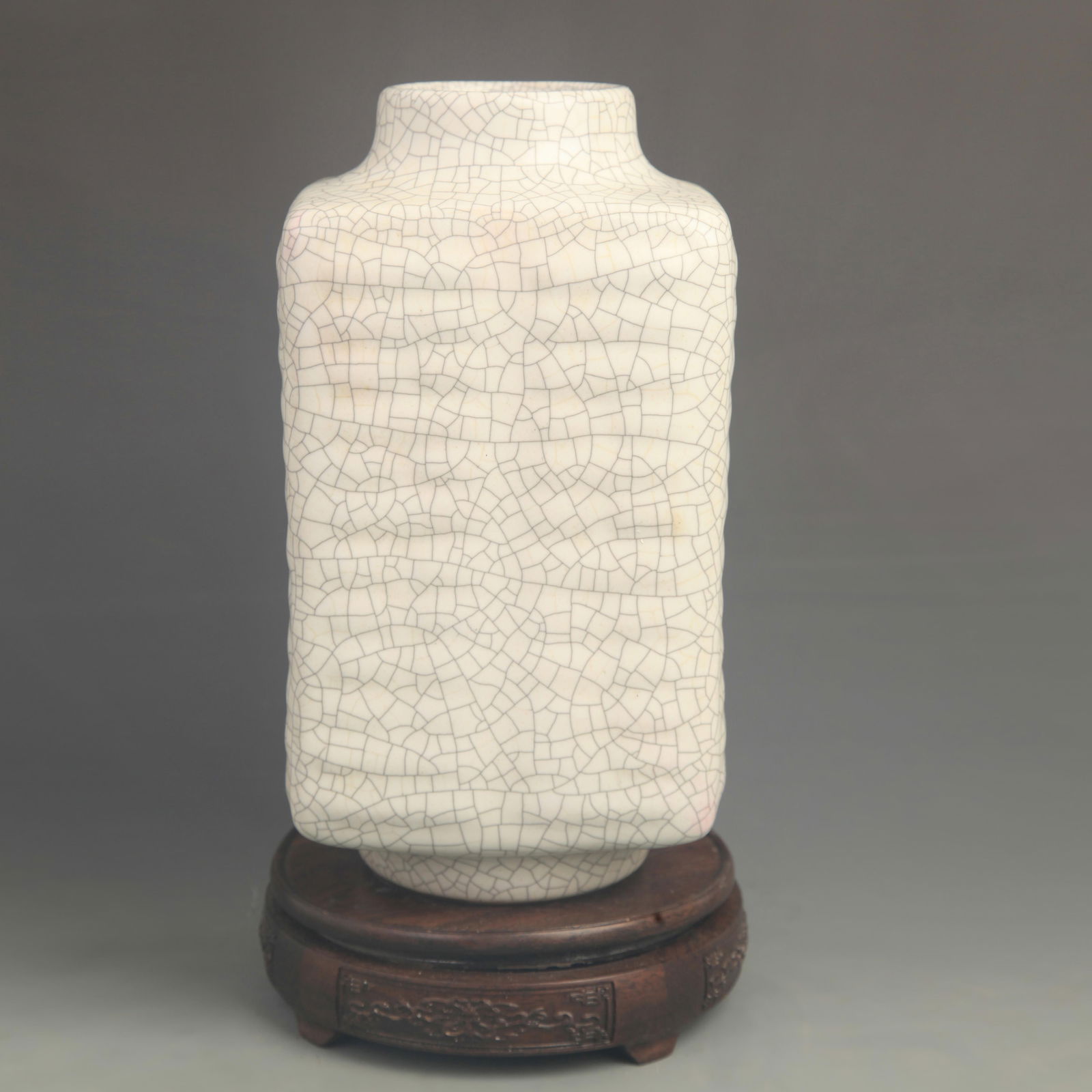 GE GLAZE ZONG STYLE PORCELAIN VASE: Song Dynasty Style; High: 10.5 inch; Diameter: 5.20 inch;