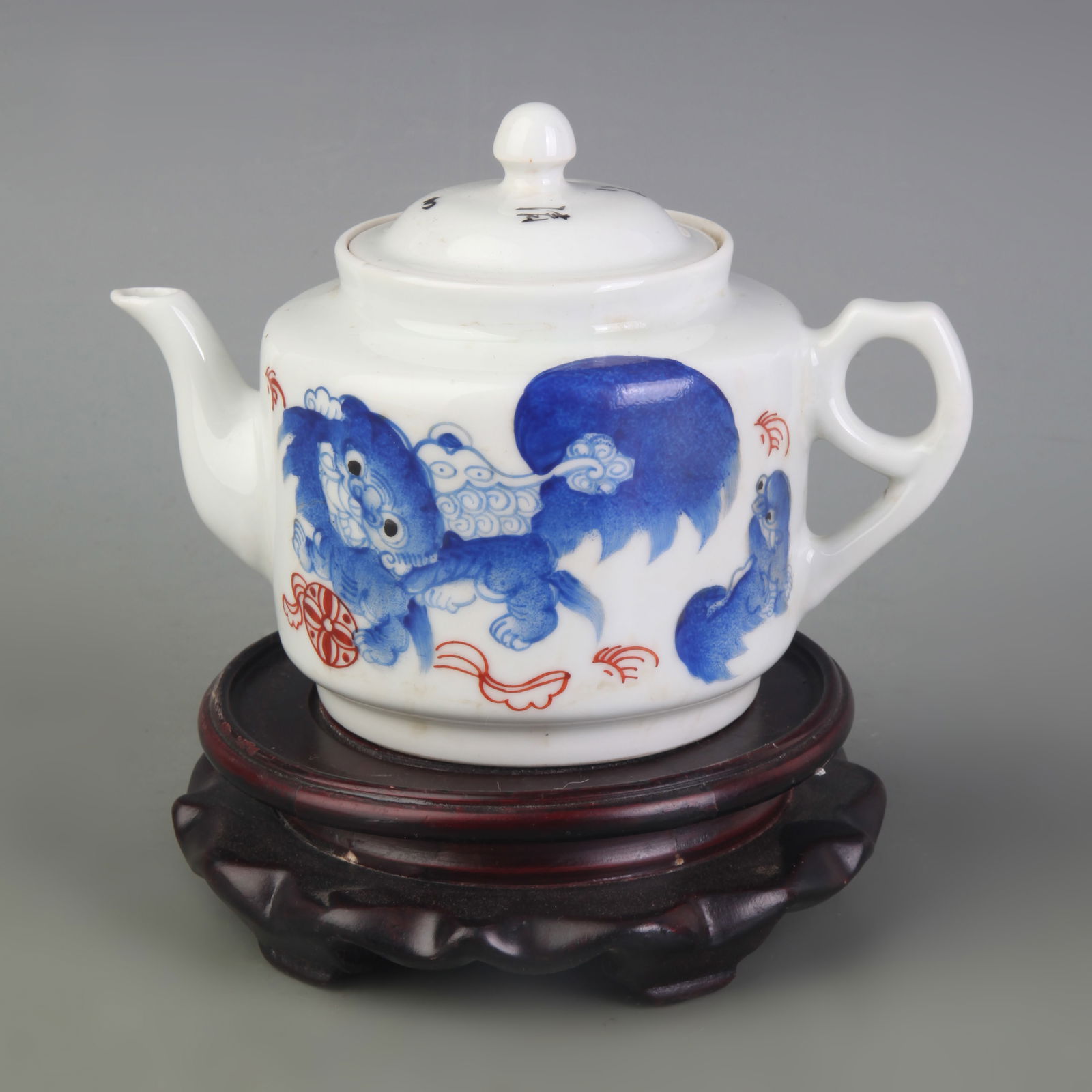 FAMILLE ROSE “TAISHI SHAOBAO?? MOTIF PORCELAIN TEAPOT: Qing Dynasty; Tong Zhi Period; Width: 6.4 inch; High: 4.3 inch