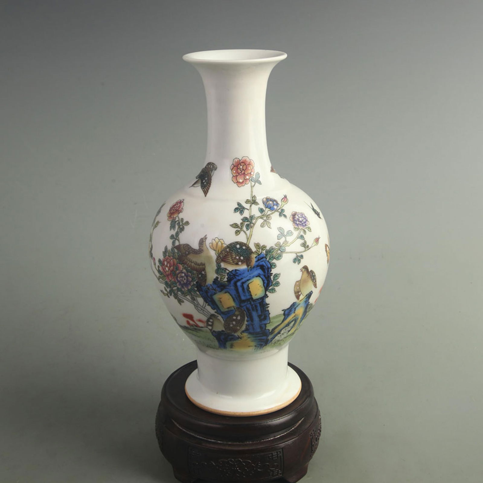 A FINE FAMILLE ROSE QUAIL PATTERN PORCELAIN VASE: Qing Dynasty; High: 9.50 inch; Width: 5.00 inch