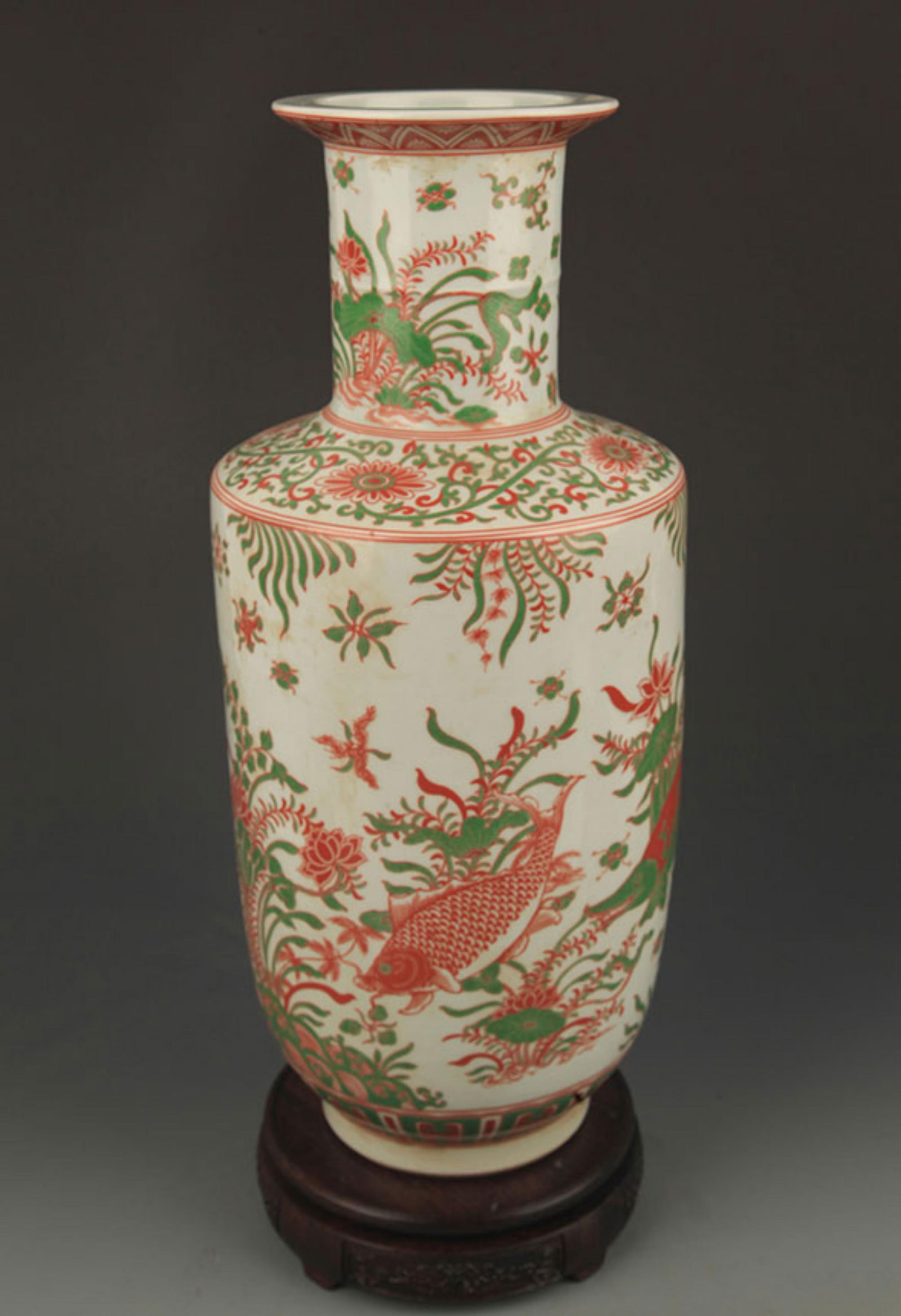 FAMILLE ROSE FISH PATTERN PORCELAIN VASE: Qing Dynasty; Kang Xi Period; High: 16.5 inch; Diameter: 5.0 inch;