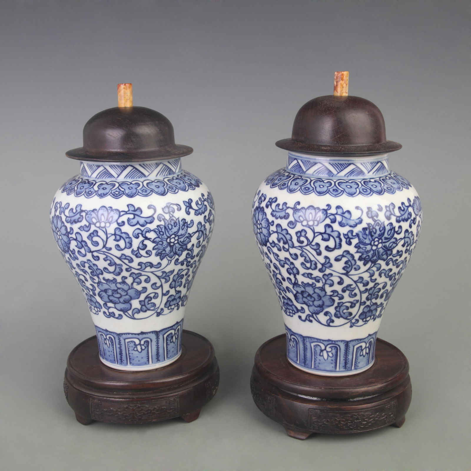 A PAIR OF BLUE AND WHITE GENERAL JARS WITH ENTWINED LOTUS PATTERN: Qing Dynasty; Diameter: 5.0 inch; High: 9.8 inch;