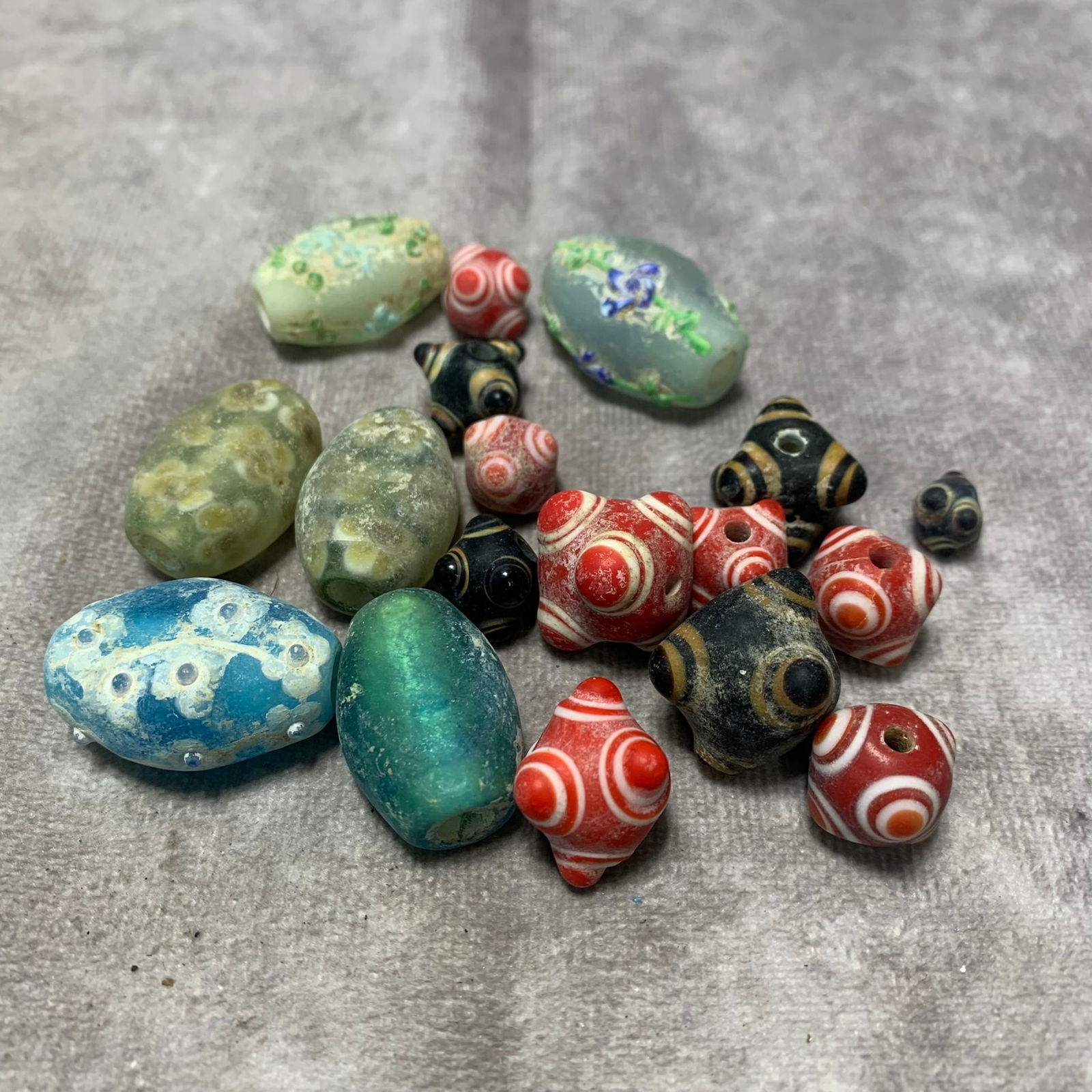 GROUP OF 18 HAN DYNASTY STYLE GLASS BEADS: Han Dynasty Style; Long: 1.0 inch to 1.1 inch; Diameter; 0.8 inch to 0.5 inch;
