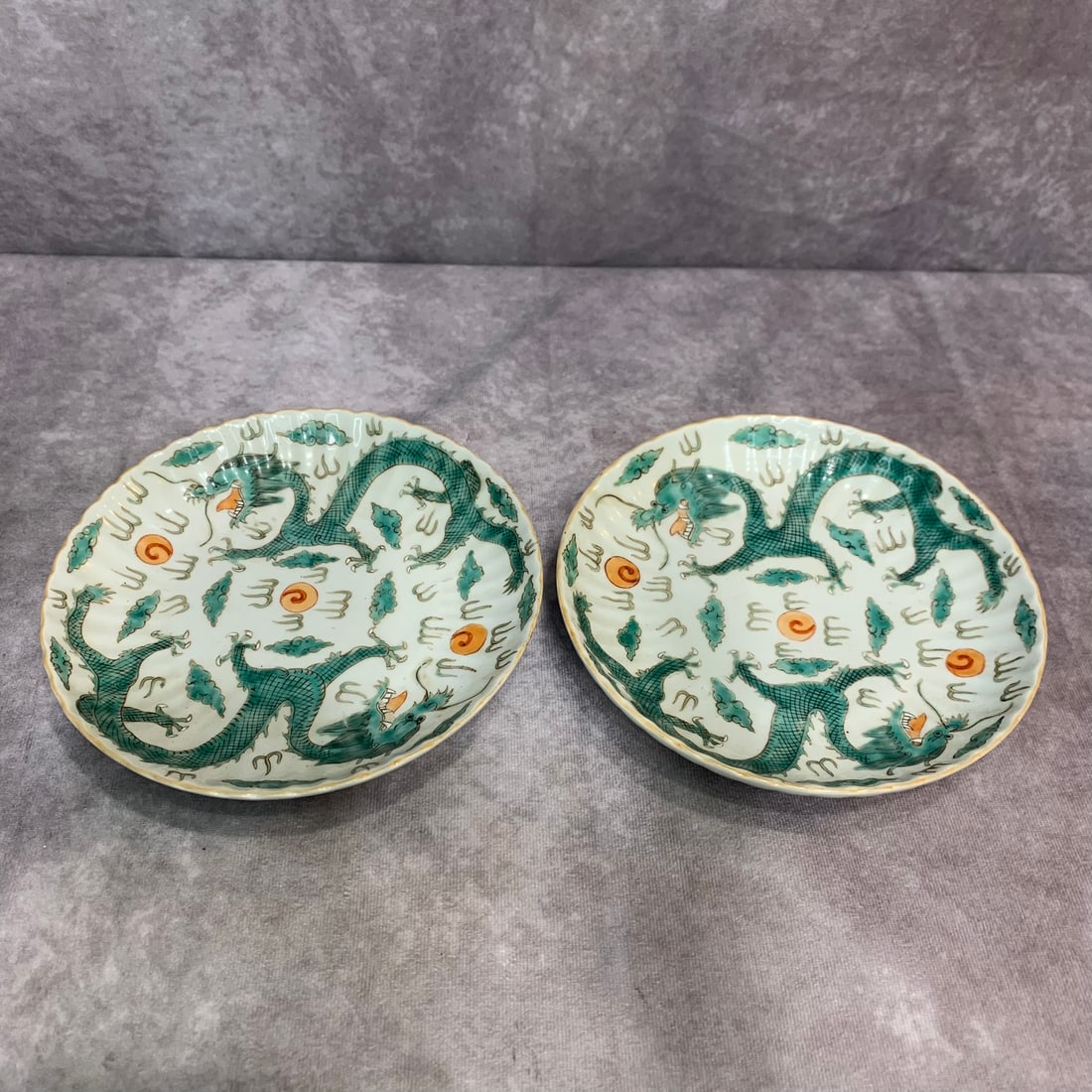 PAIR OF FAMILLE ROSE DRAGON PATTERN PORCELAIN PLATE: Qing Dynasty; Diameter: 6.9 inch; High: 1.4 inch;