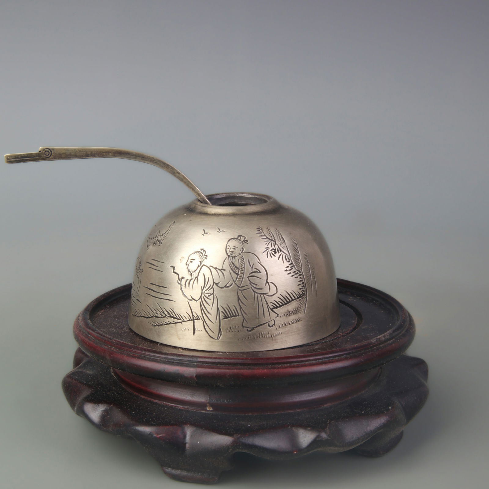 BRONZE-ENGRAVED WATER COUPE INSCRIBED “FORTUNE BEFORE ONE’S EYES: Qing Dynasty; Diameter: 2.9 inch; High: 1.7 inch