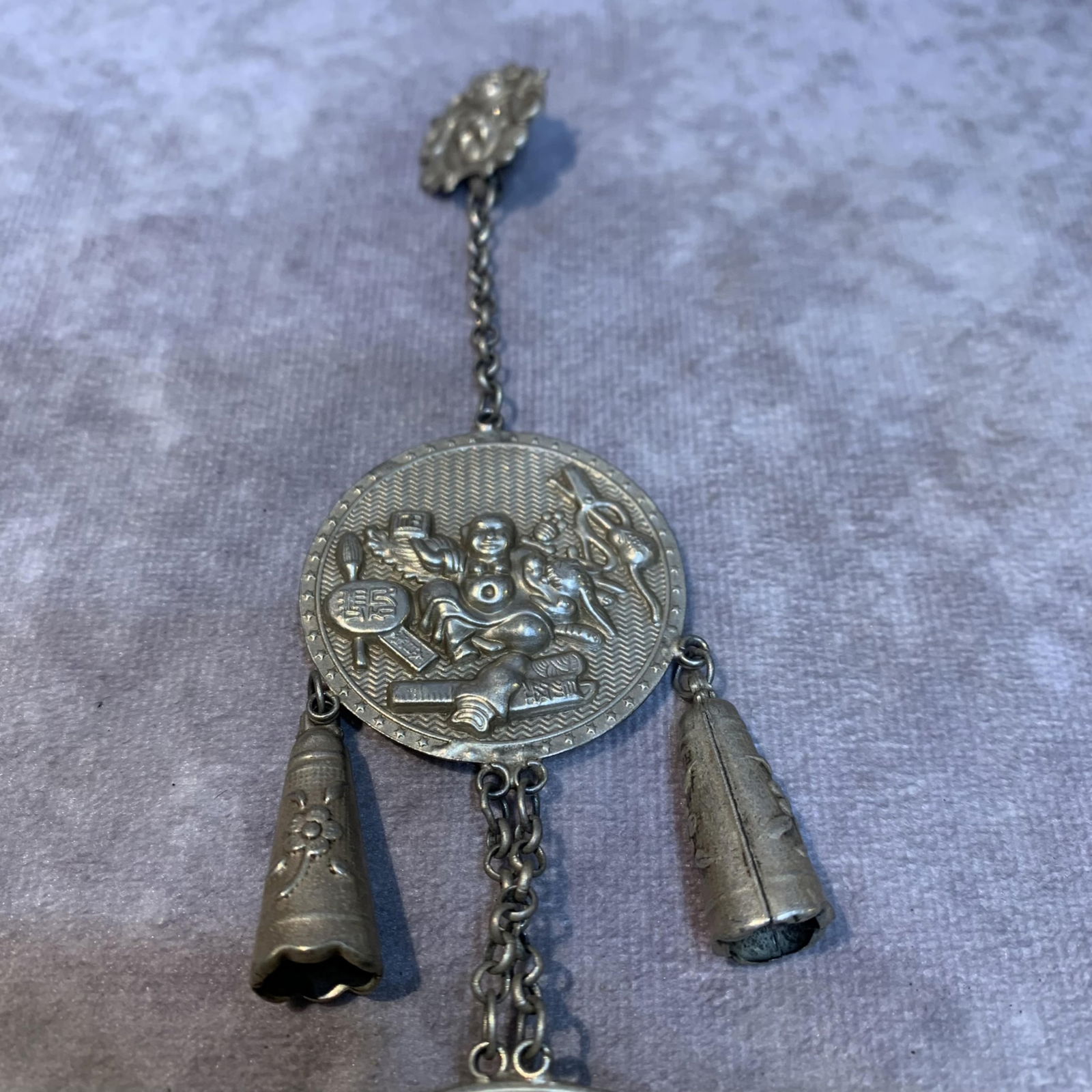 A FINE WHITE BRONZE MADE CHATELAINE - 2