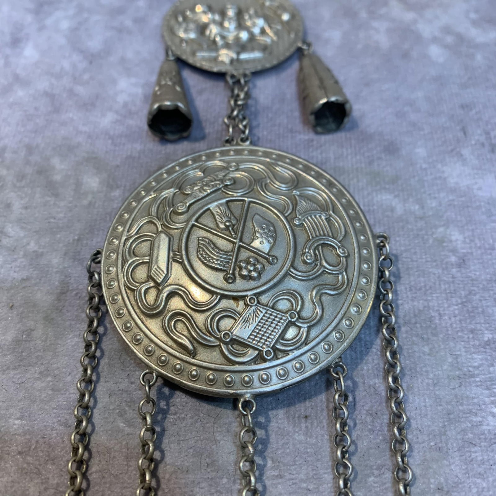 A FINE WHITE BRONZE MADE CHATELAINE - 3