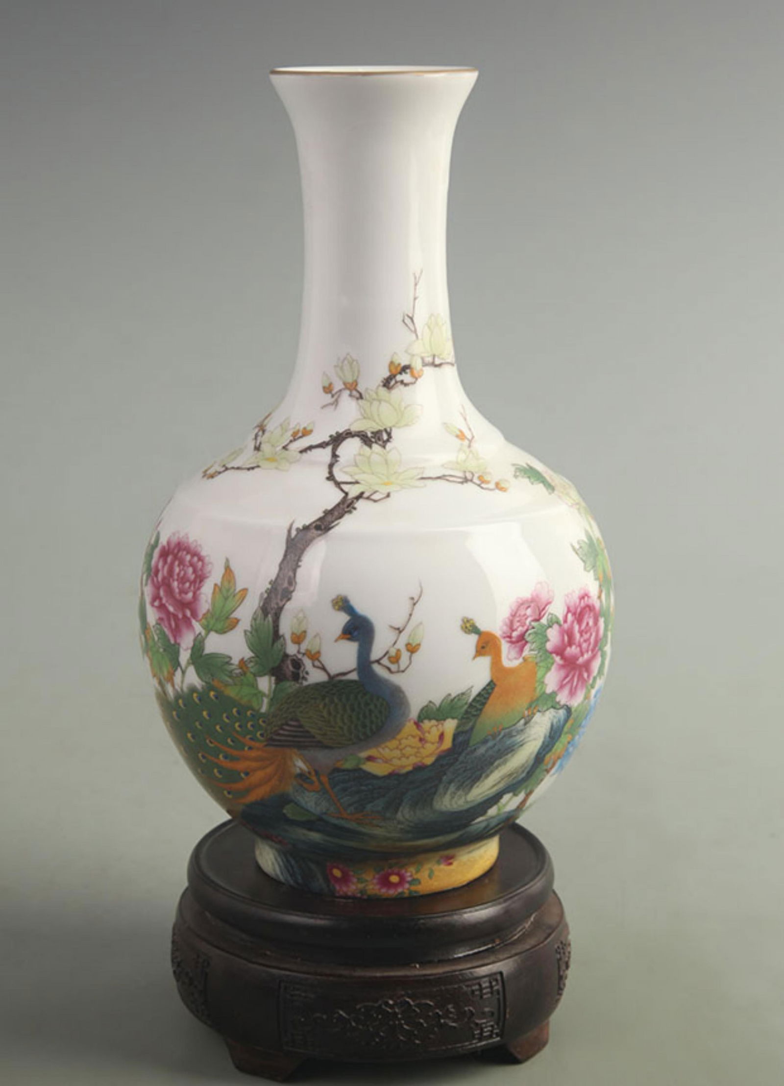 A FINE FAMILLE ROSE “BLOOMING WEALTH?? PATTERN PORCELAIN VASE: Qing Dynasty Qian Long Period; High: 9.00 inch; Width: 5.20 inch