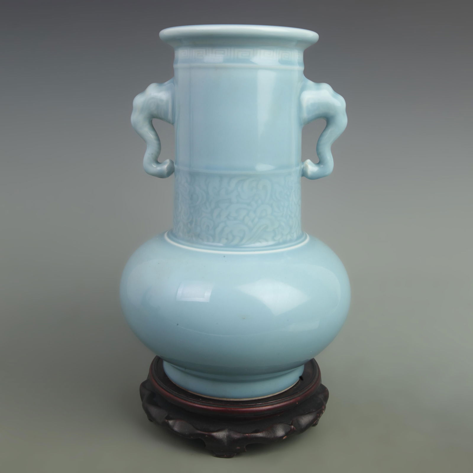 A FINE LIGHT BLUE GLAZED ELEPHANT EAR PATTERN VASE - 4