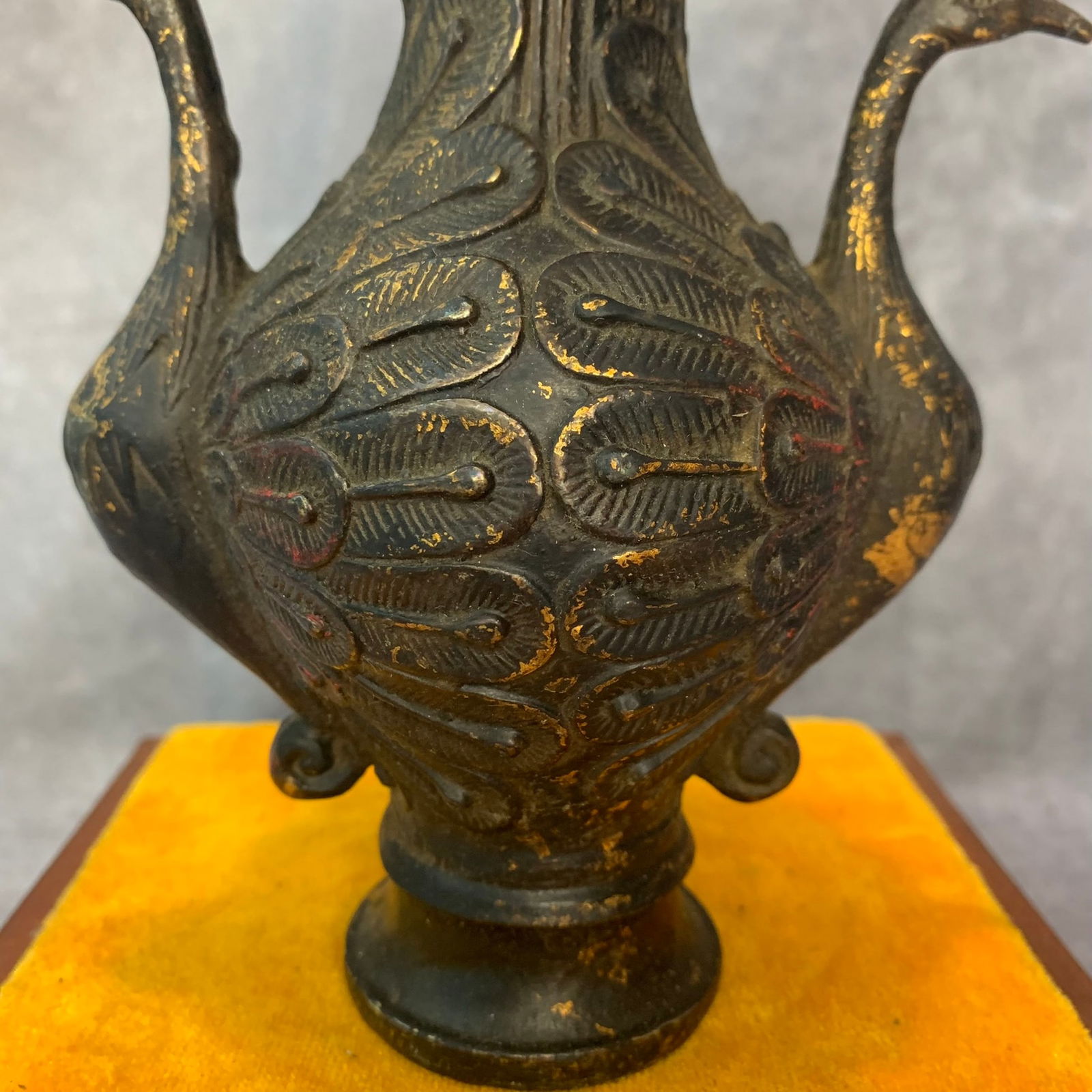 A FINE DOUBLE PHOENIX PATTERN BRONZE VASE - 3