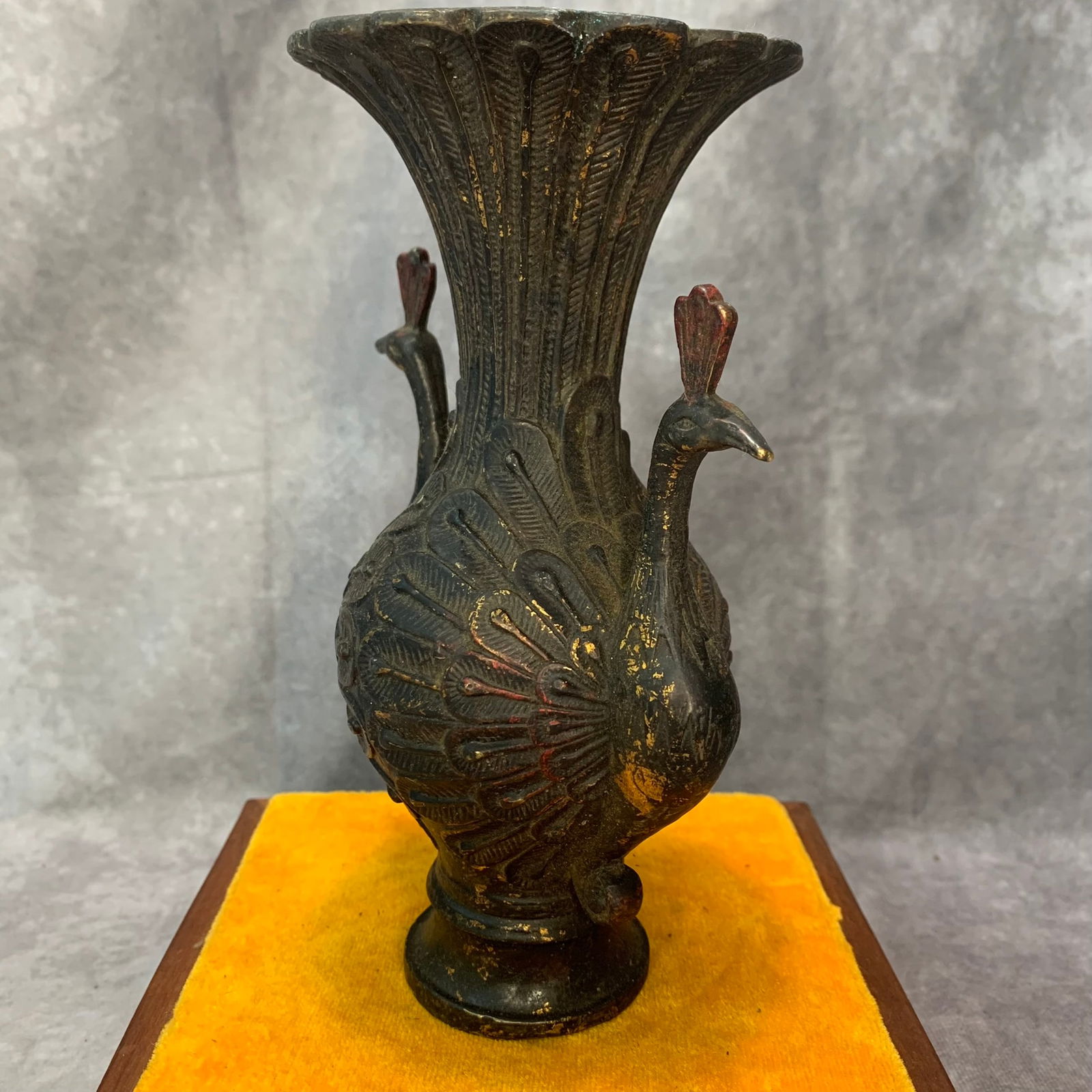 A FINE DOUBLE PHOENIX PATTERN BRONZE VASE - 4