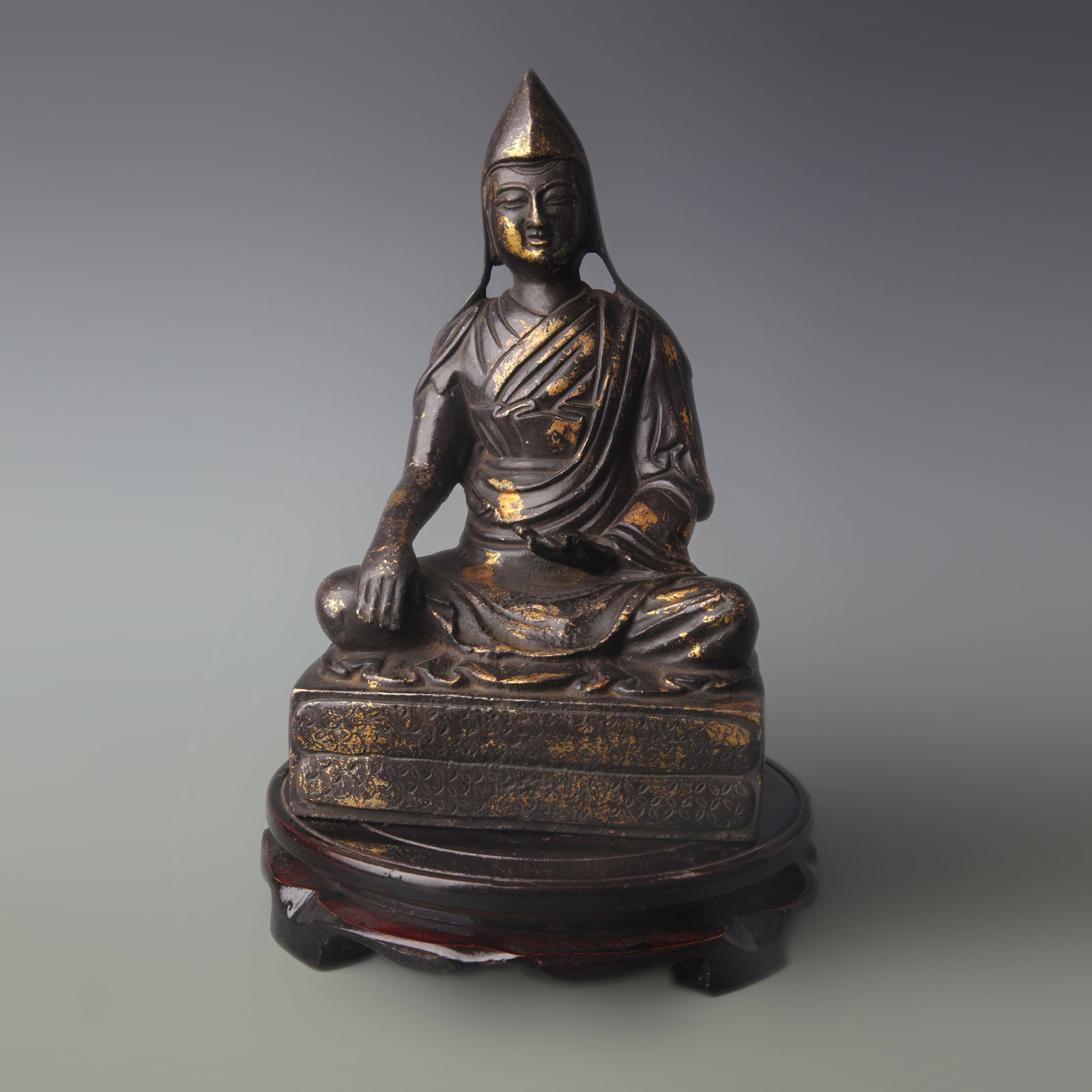 A FINE TIBETIAN BUDDHISM LAMA FIGURE: Qing Dynasty; High: 8.9 inch