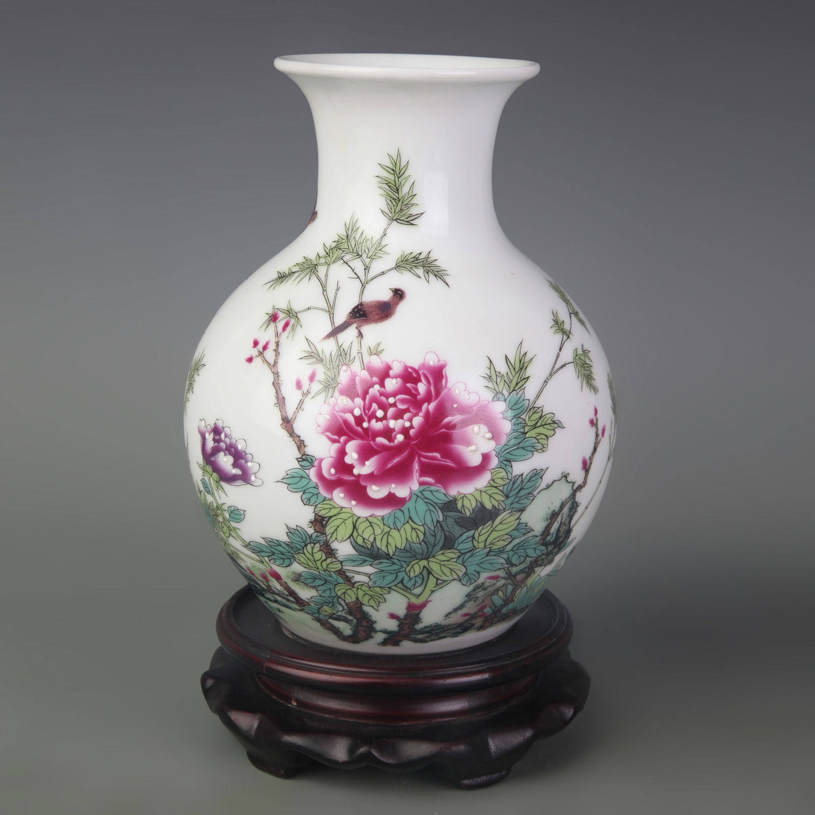 FAMILLE ROSE GLAZED FLOWER AND BIRD PATTERN PORCELAIN BOTTLE: 20th Century; Diameter: 3.3 inch; High: 7.3 inch;
