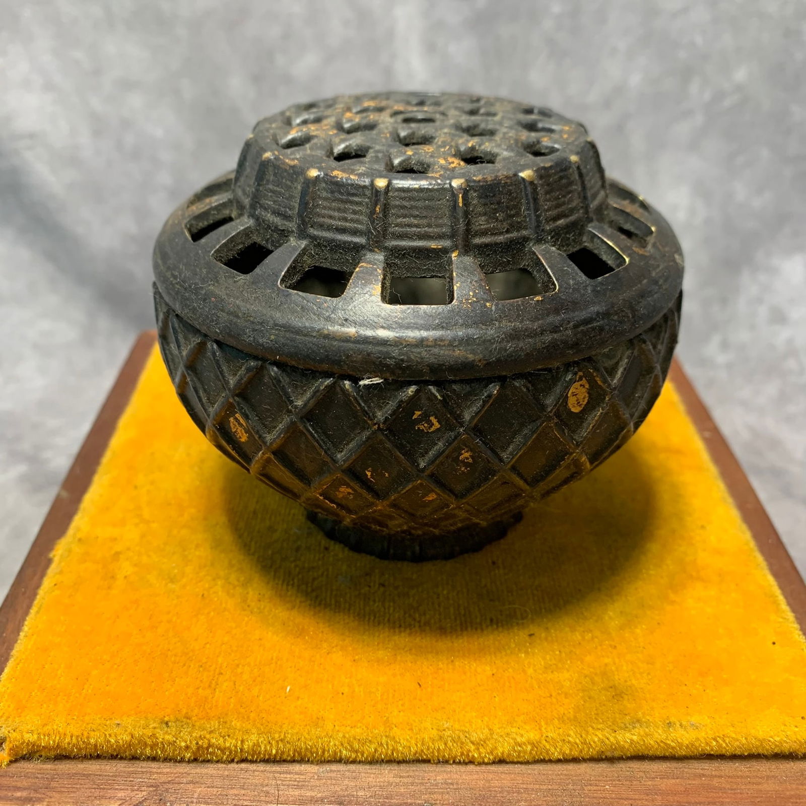 GILT BRONZE INCENSE BURNER WITH GRID PATTERNS: Qing Dynasty; High: 3.2 inch; Diameter: 3.9 inch;