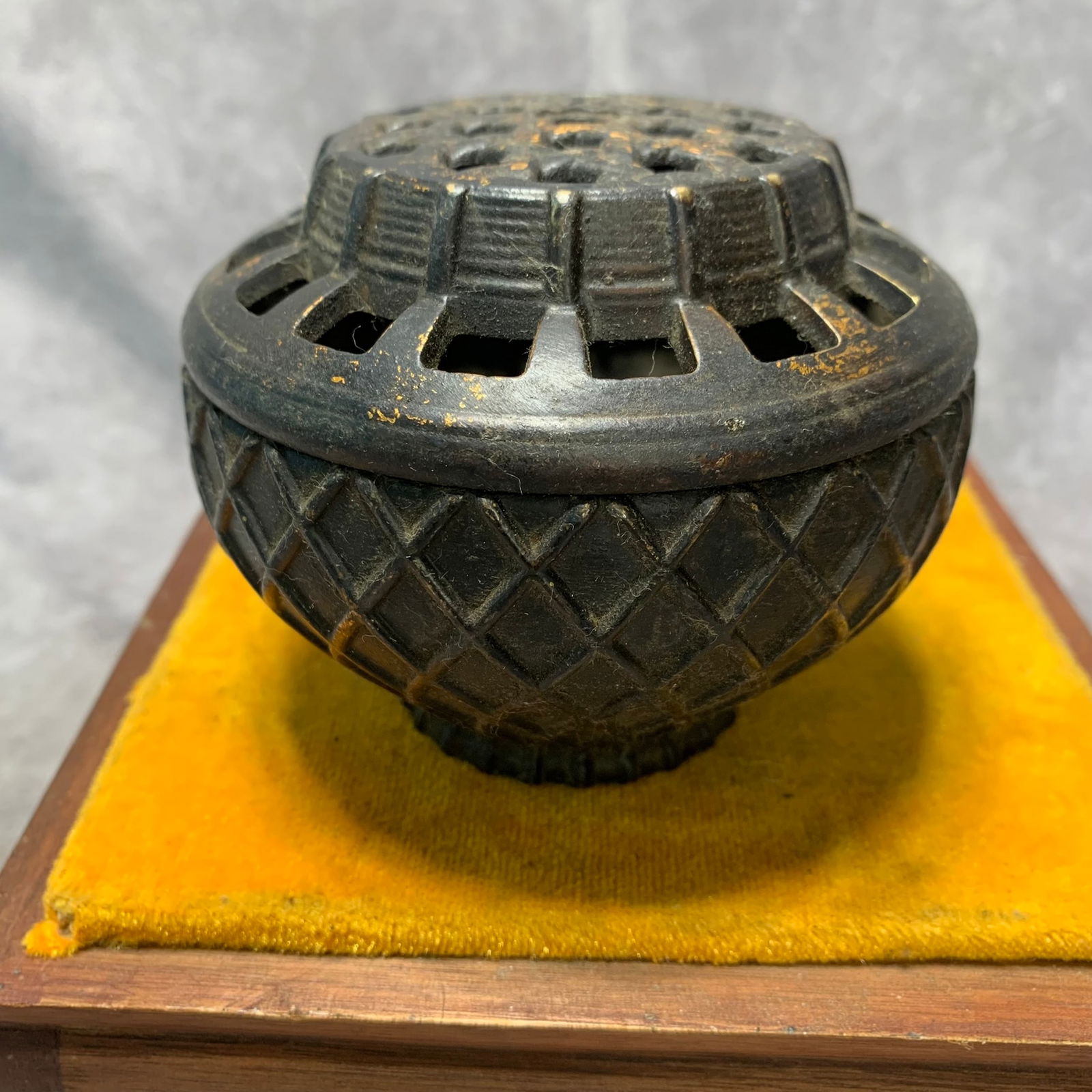 GILT BRONZE INCENSE BURNER WITH GRID PATTERNS - 2