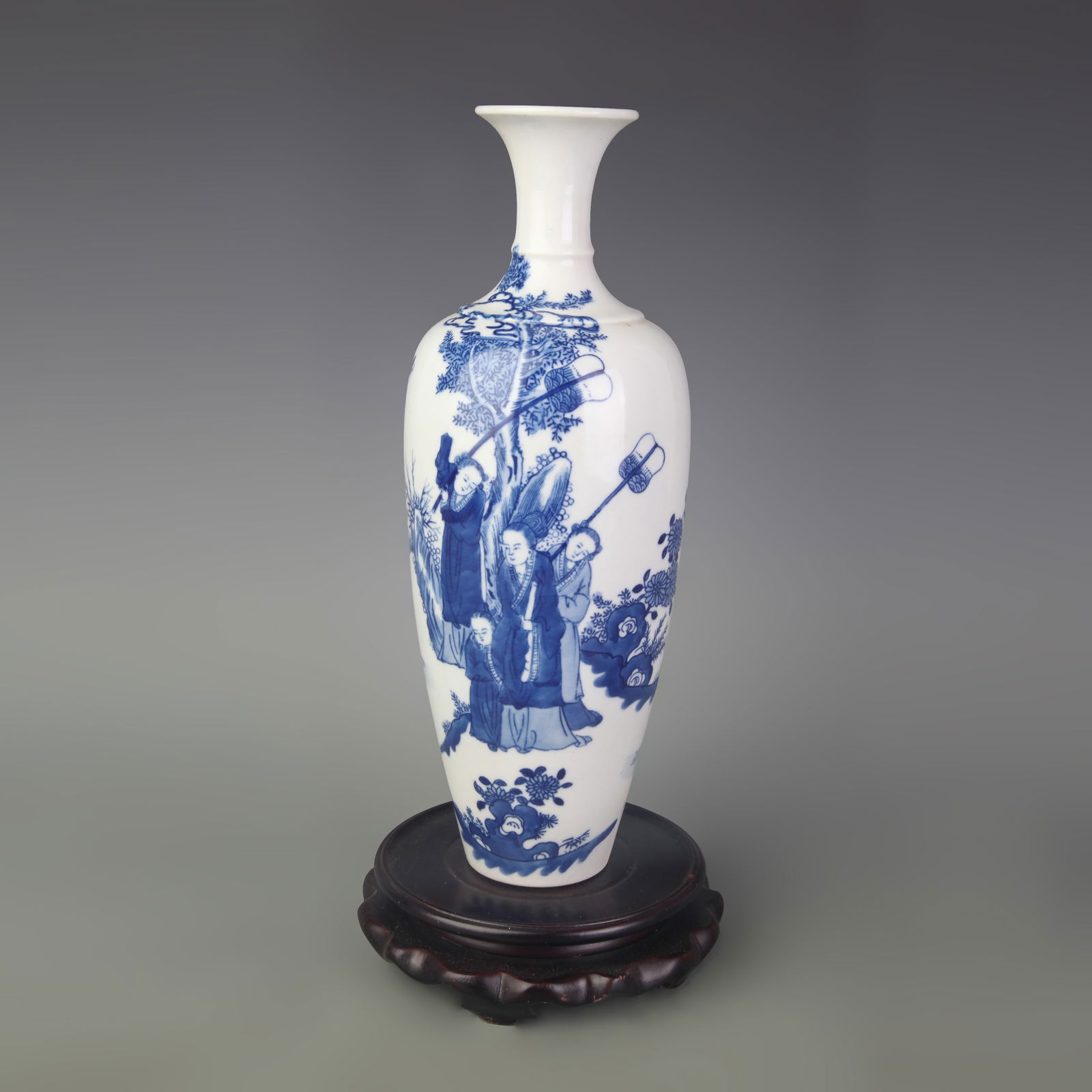 BLUE AND WHITE FIGURE PATTERN PORCELAIN BOTTLE: Qing Dynasty; Kang Xi Period; Diameter: 2.3 inch; High: 11.5 inch;