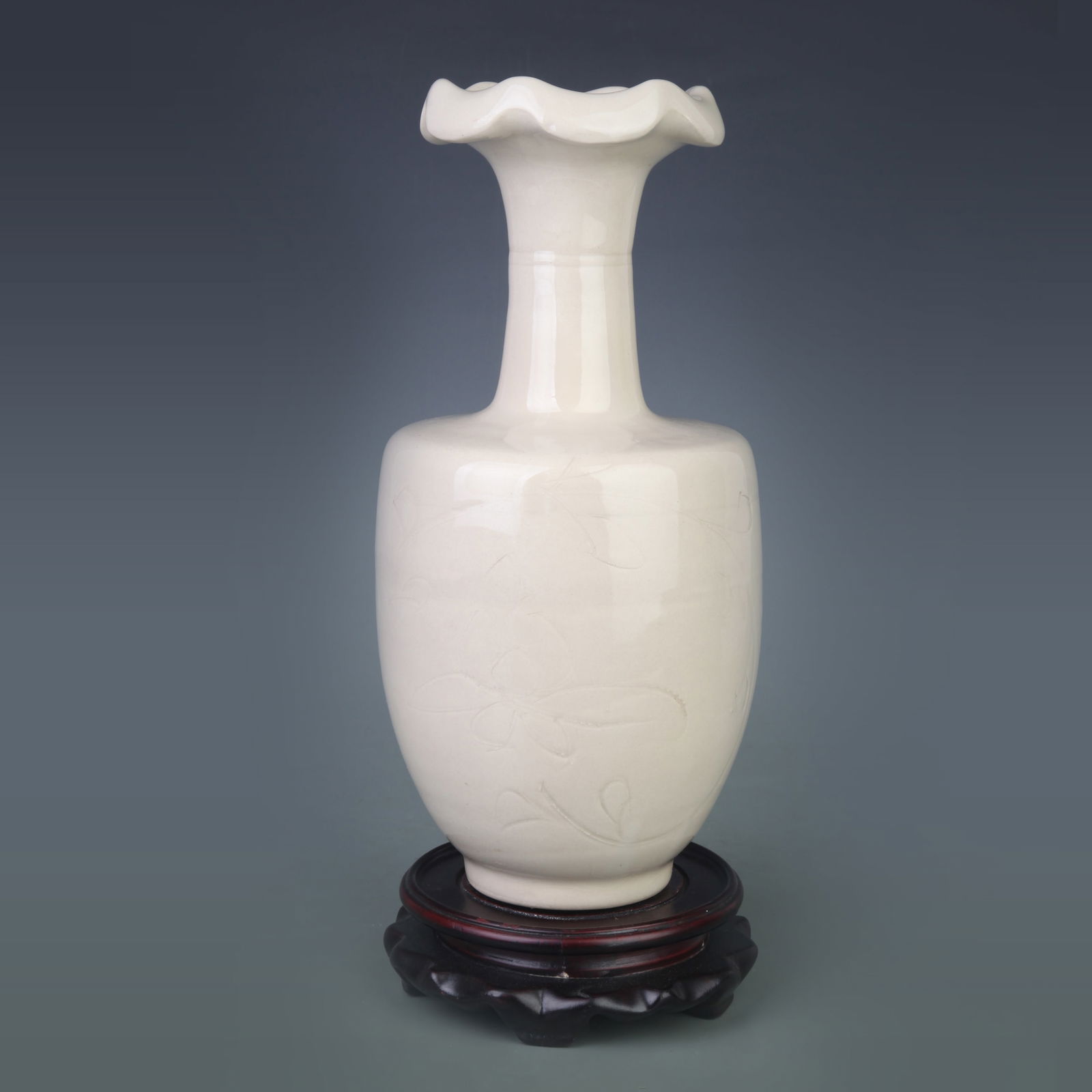FINE DING KILN FLARED-RIM CARVED PORCELAN BOTTLE (1 of 5)