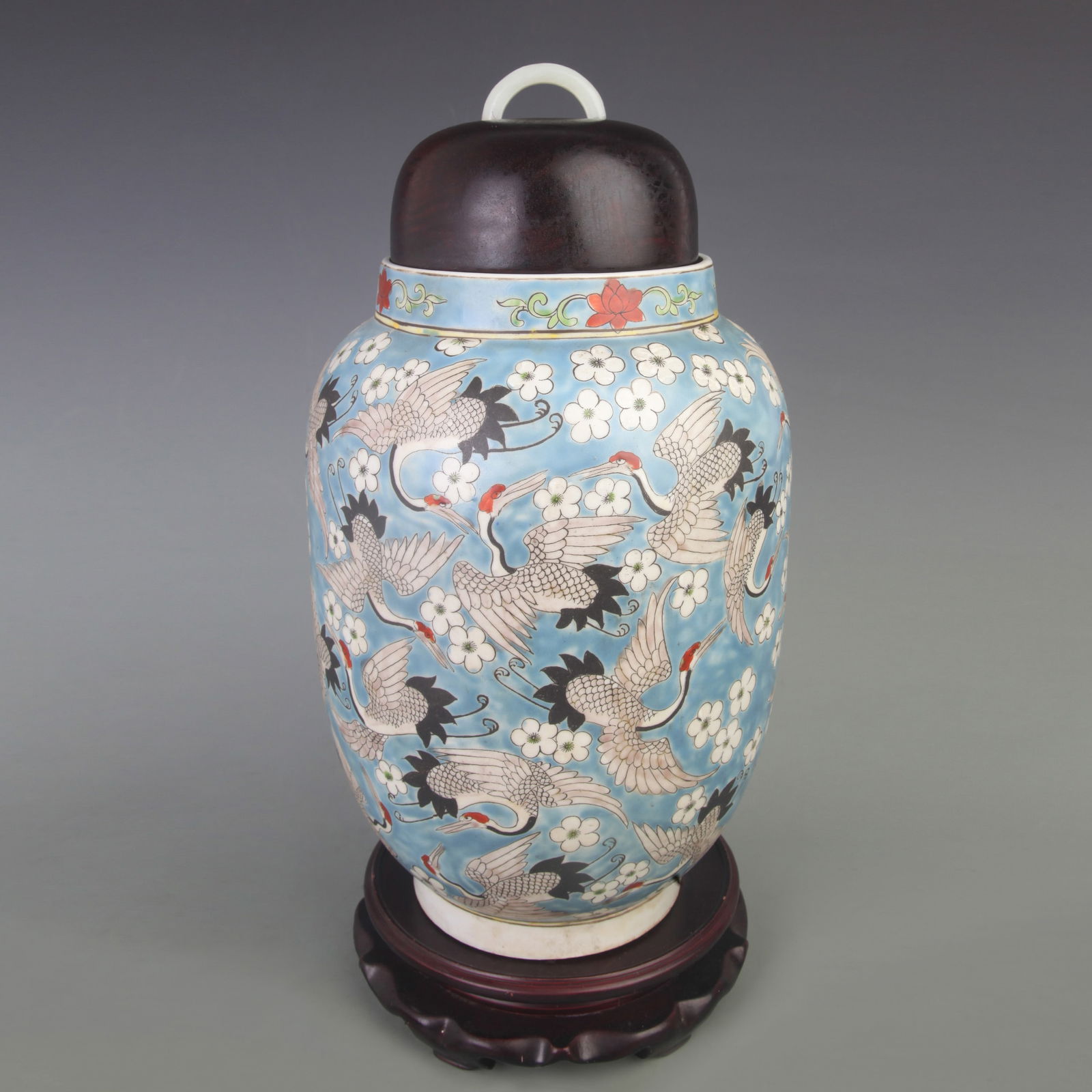 A FINE FLOWER AND BIRD PATTERN GENERAL STYLE PORCELAIN JAR WITH COVER: Qing Dynasty; Diameter:7.5 inch; High: 15.0 inch;