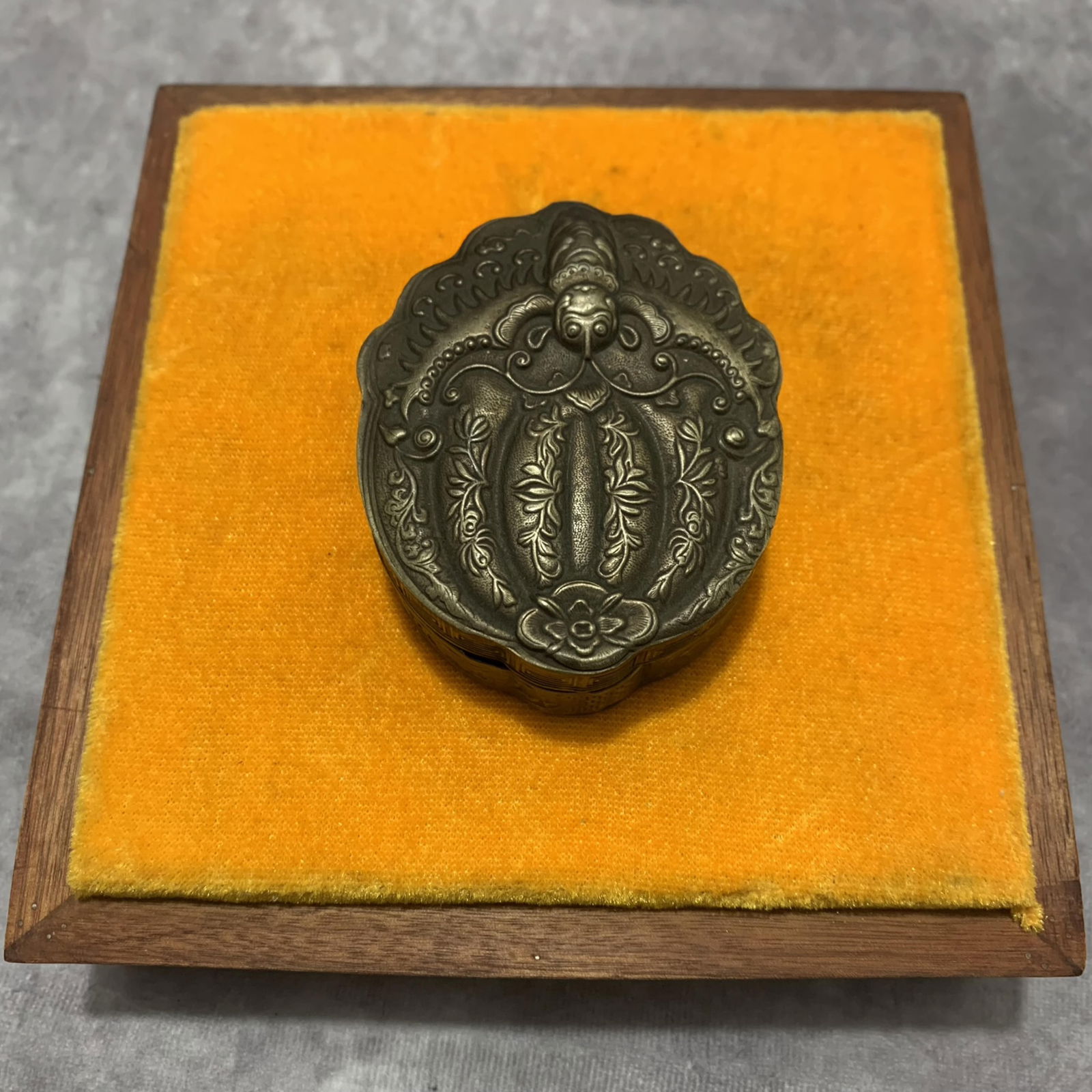 A FINELY CARVED BRONZE INK BOX: Modern; Long: 1.1 inch; Width: 2.5 inch; High: 3.0 inch;