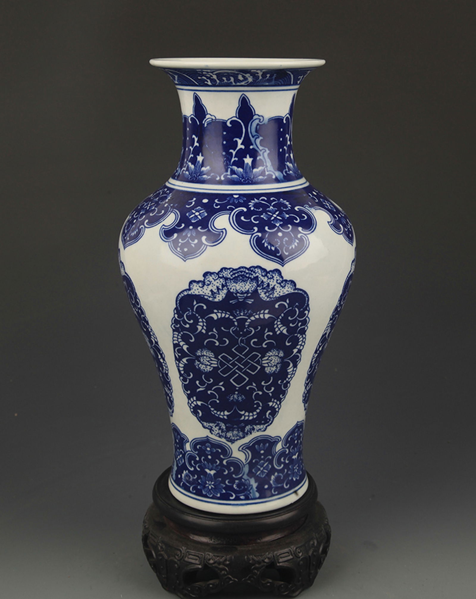 BLUE AND WHITE GUAN YIN STYLE PORCELAIN VASE: Qing Dynasty Qianlong Period; iameter: High: 12.5 inch; Diameter: 4.75 inch;