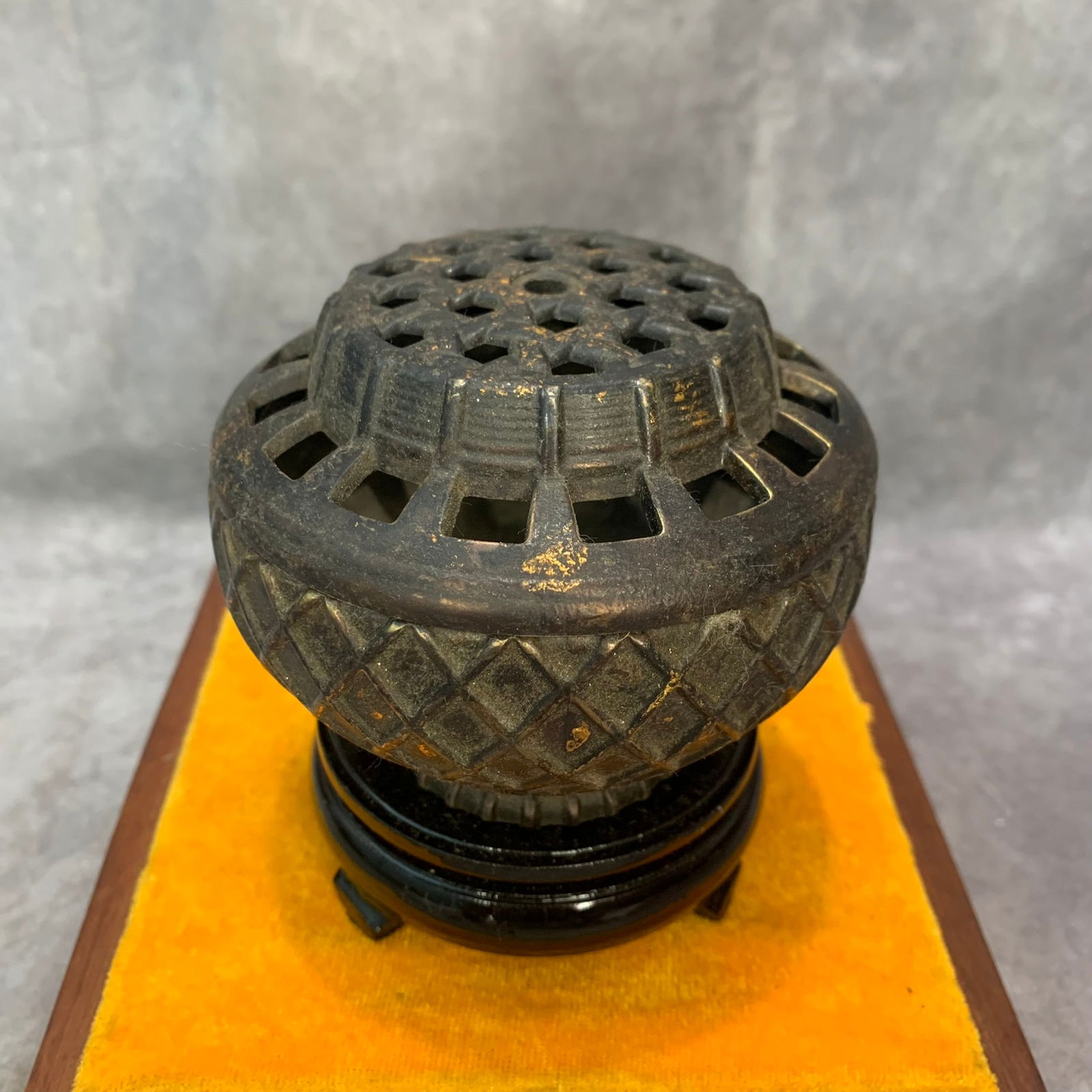 A FINE BRONZE NET PATTERN BRONZE CENSER - 3