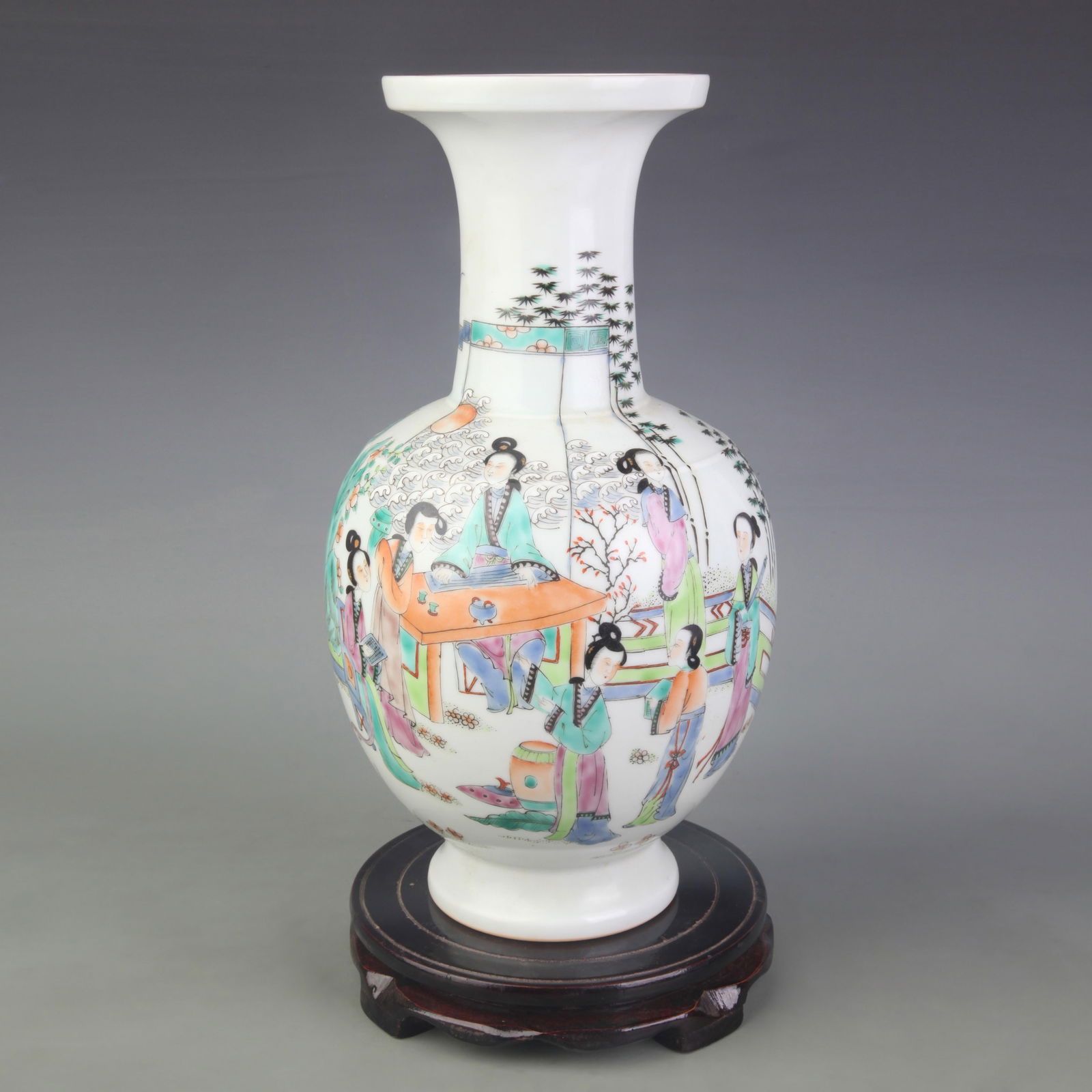 A FINE COLORED PAINTED FIGURE PATTERN APPRECIATION VASE: Qing Dynasty; Diameter: 4.8 inch; High: 12.9 inch