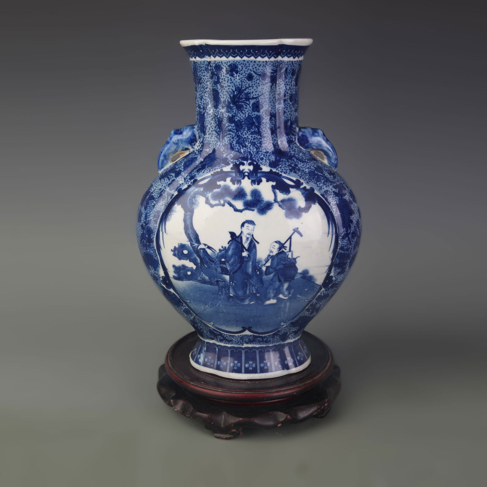 BLUE AND WHITE FIGURAL PATTERN FLARED RIM STYLE PORCELAIN VASE: Qing Dynasty Qian Long Period; Diameter: 4.5 inch; High: 11.9 inch