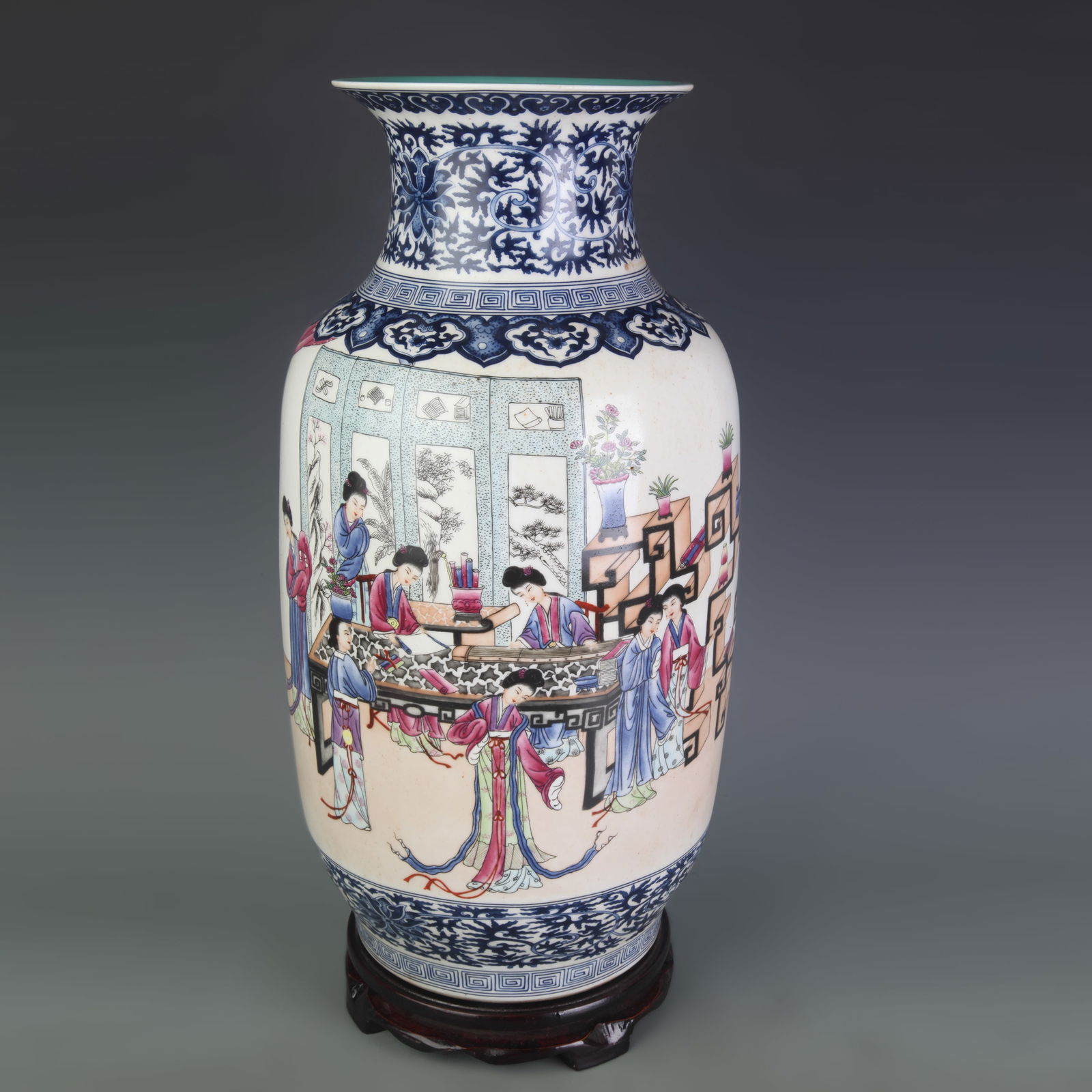 LARGE FAMILLE ROSE COLOR FIGURAL PATTERN PORCELAIN VASE: Qing Dynasty Qian Long Period; High: 16.8 inch; Diameter: 6.4 inch