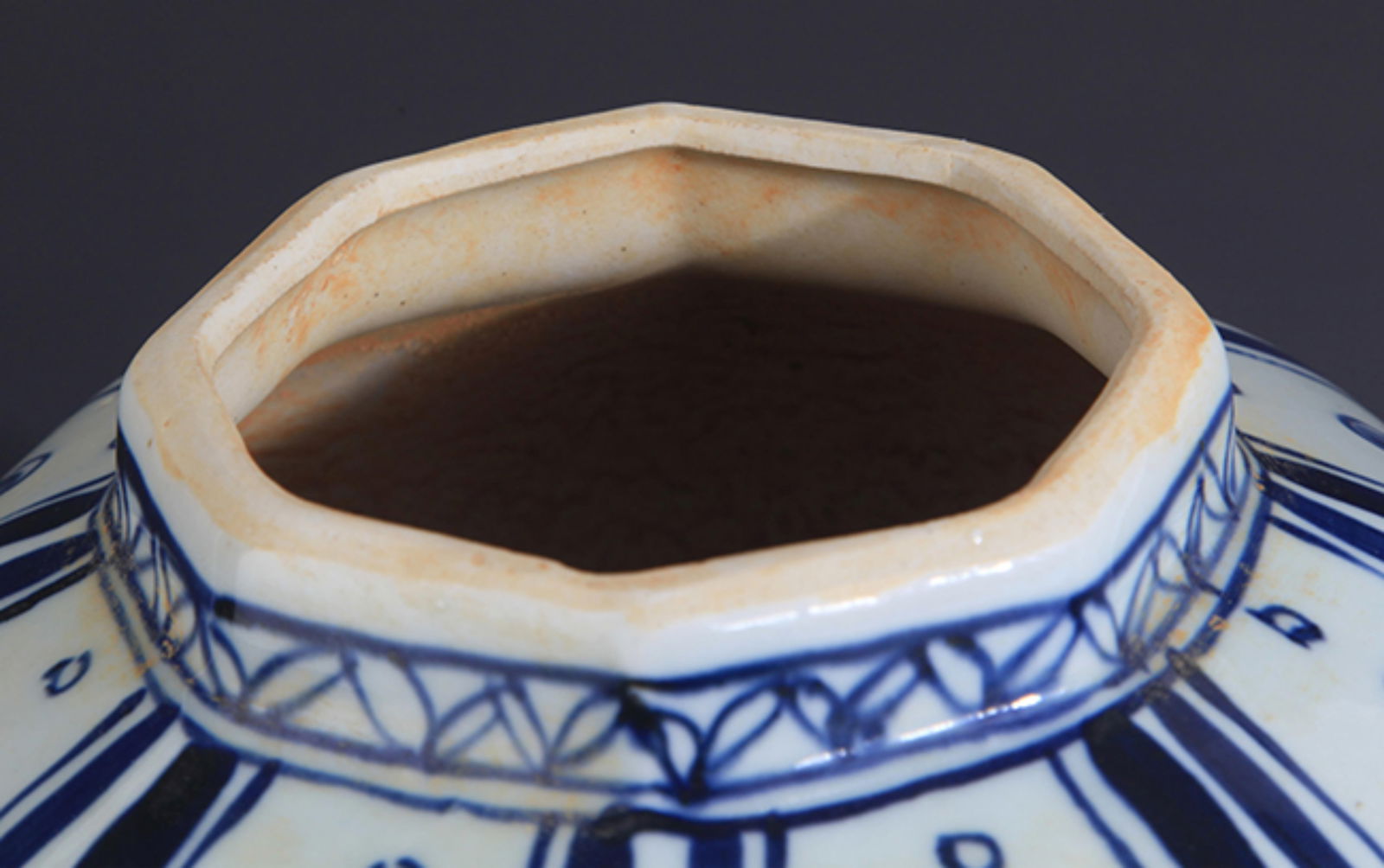 A FINE BLUE AND WHITE FLOWER PATTERN VASE - 2