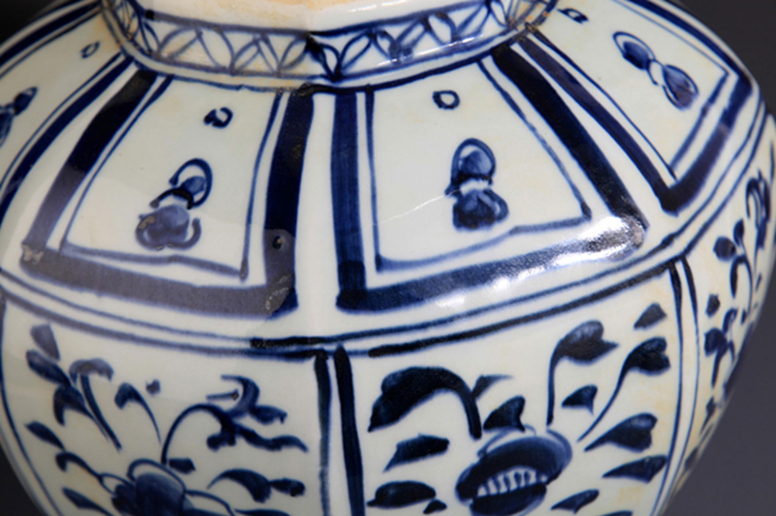 A FINE BLUE AND WHITE FLOWER PATTERN VASE - 3