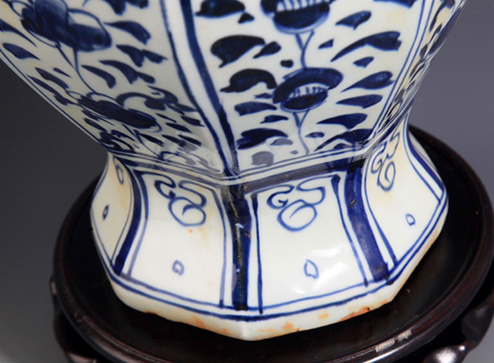 A FINE BLUE AND WHITE FLOWER PATTERN VASE - 4