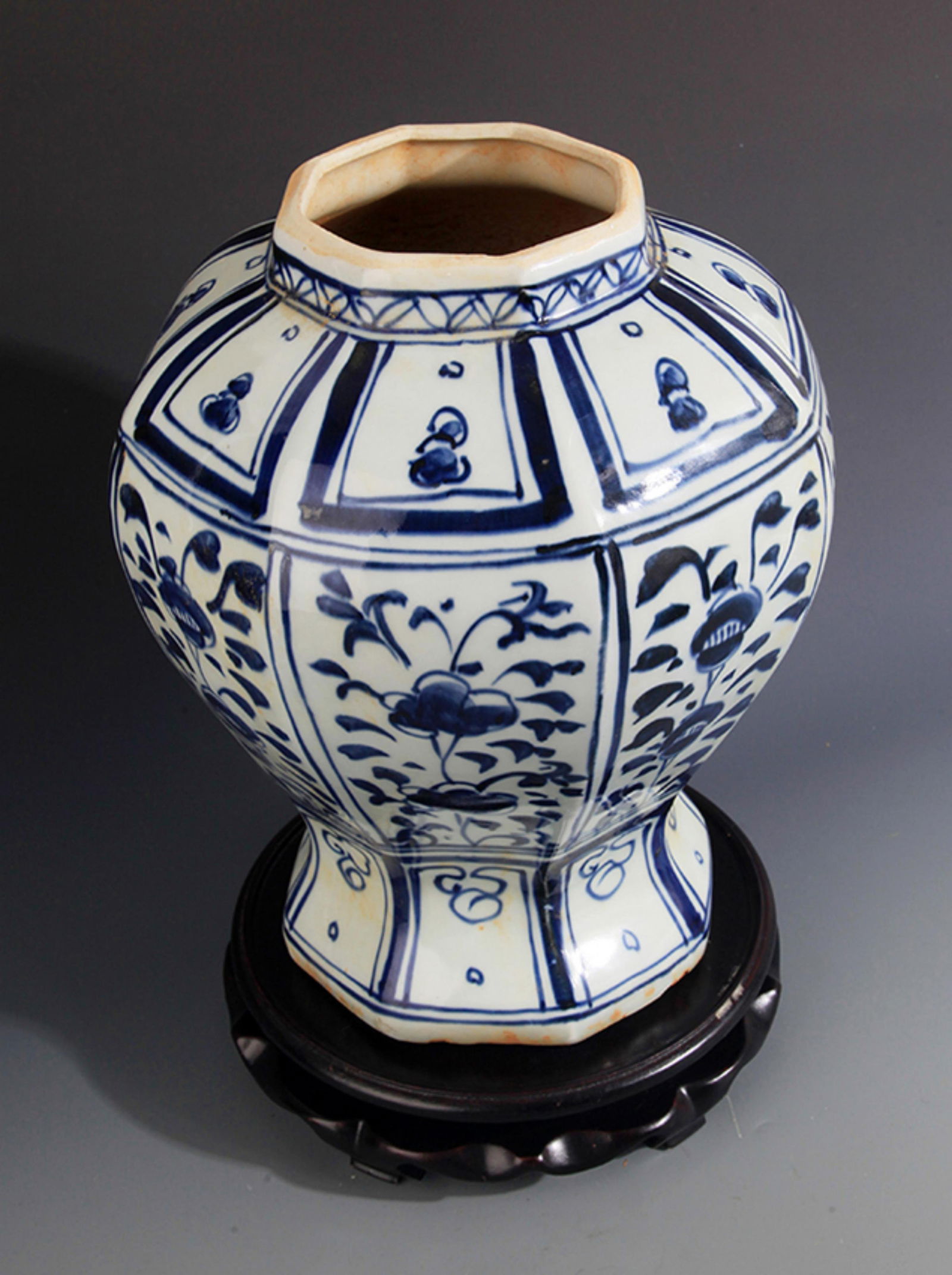A FINE BLUE AND WHITE FLOWER PATTERN VASE - 5
