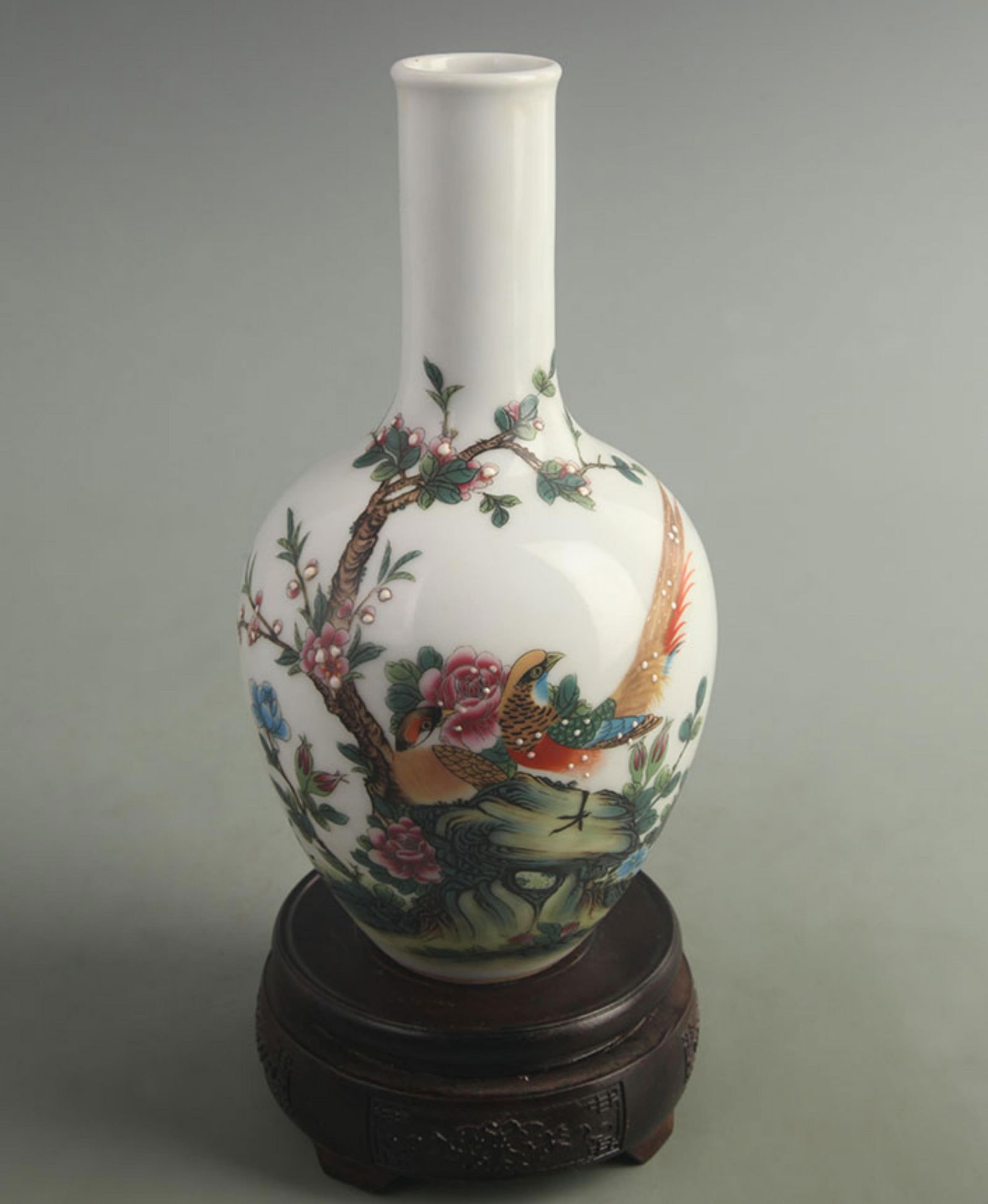 FAMILLE ROSE PHOENIX AND FLORAL PATTERN GLOBULAR STYLE PORCELAIN VASE: Qing Dynasty Qian Long Period; High: 9.50 inch; Width: 5.00 inch