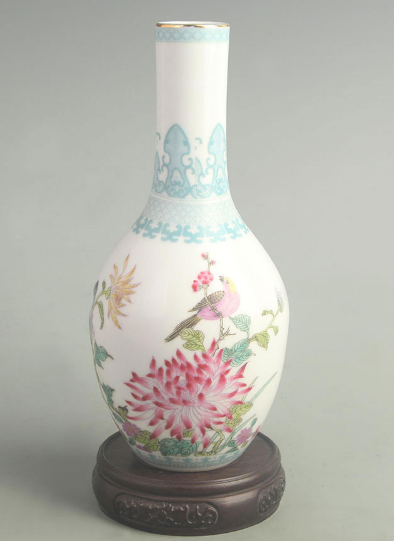 ENAMEL-COLOR FLOWER AND BIRD PATTERN LONG-NECK PORCELAIN VASE: Qing Dynasty Yong Zheng Period; High: 8.50 inch; Width: 3.50 inch