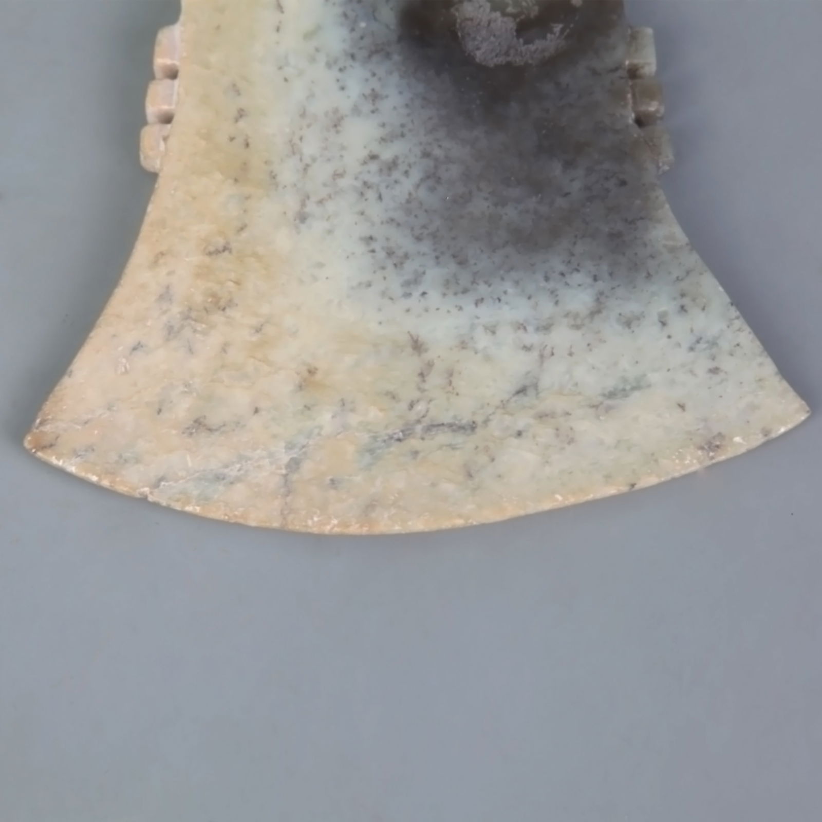 AN ANTIQUE JADE MADE AXE - 3