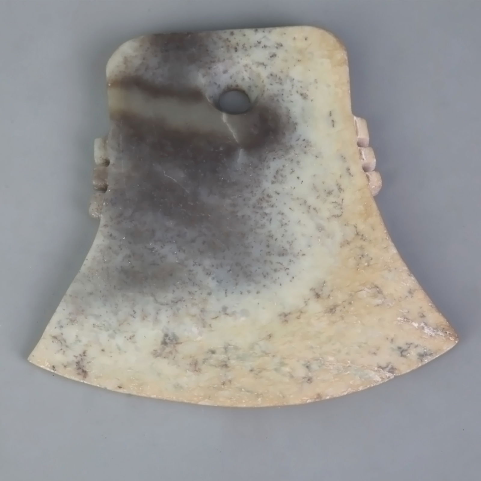 AN ANTIQUE JADE MADE AXE - 4