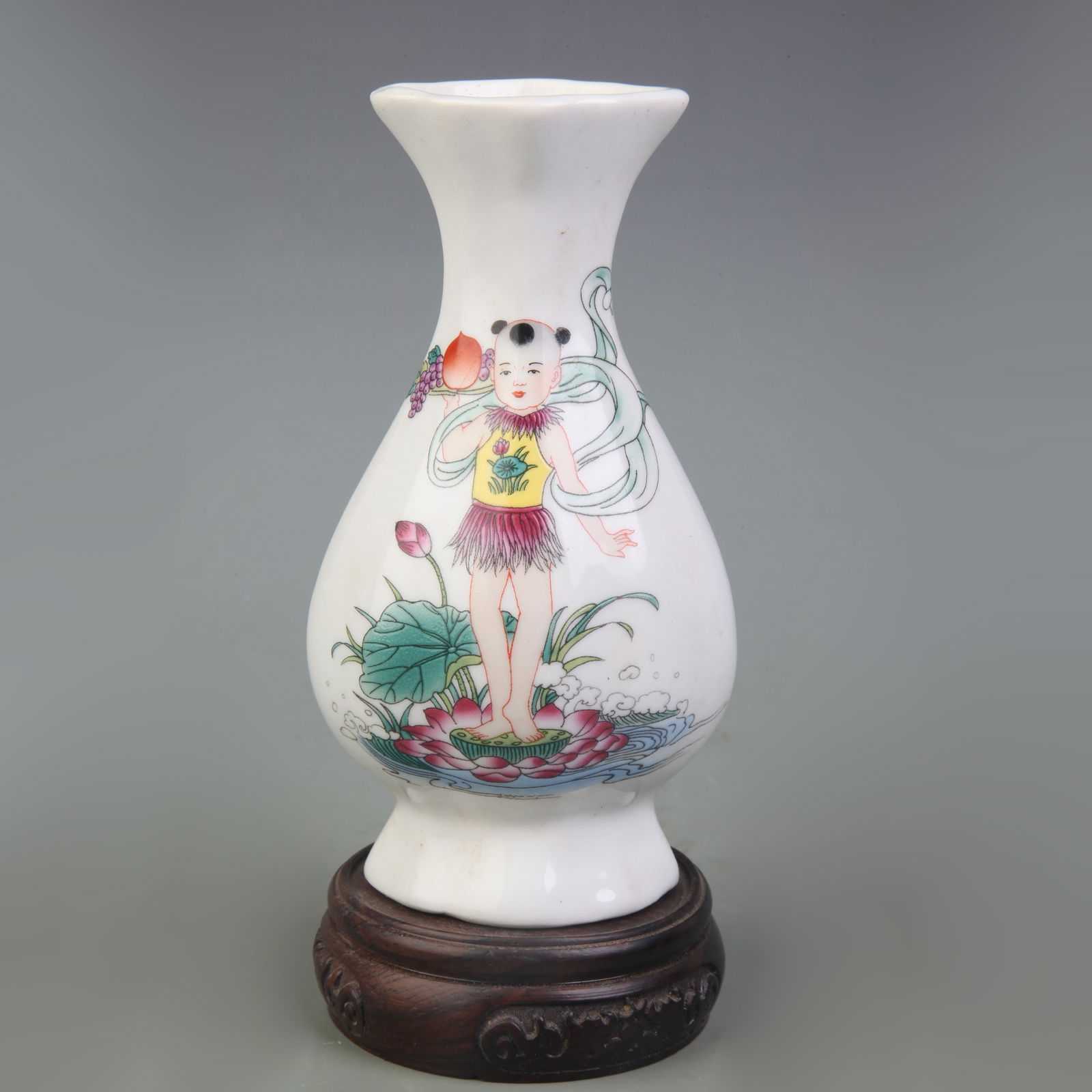 A FINE FAMILLE ROSE FIGURAL PATTERN PORCELAIN VASE: Republic Period; High: 6.0 inch;