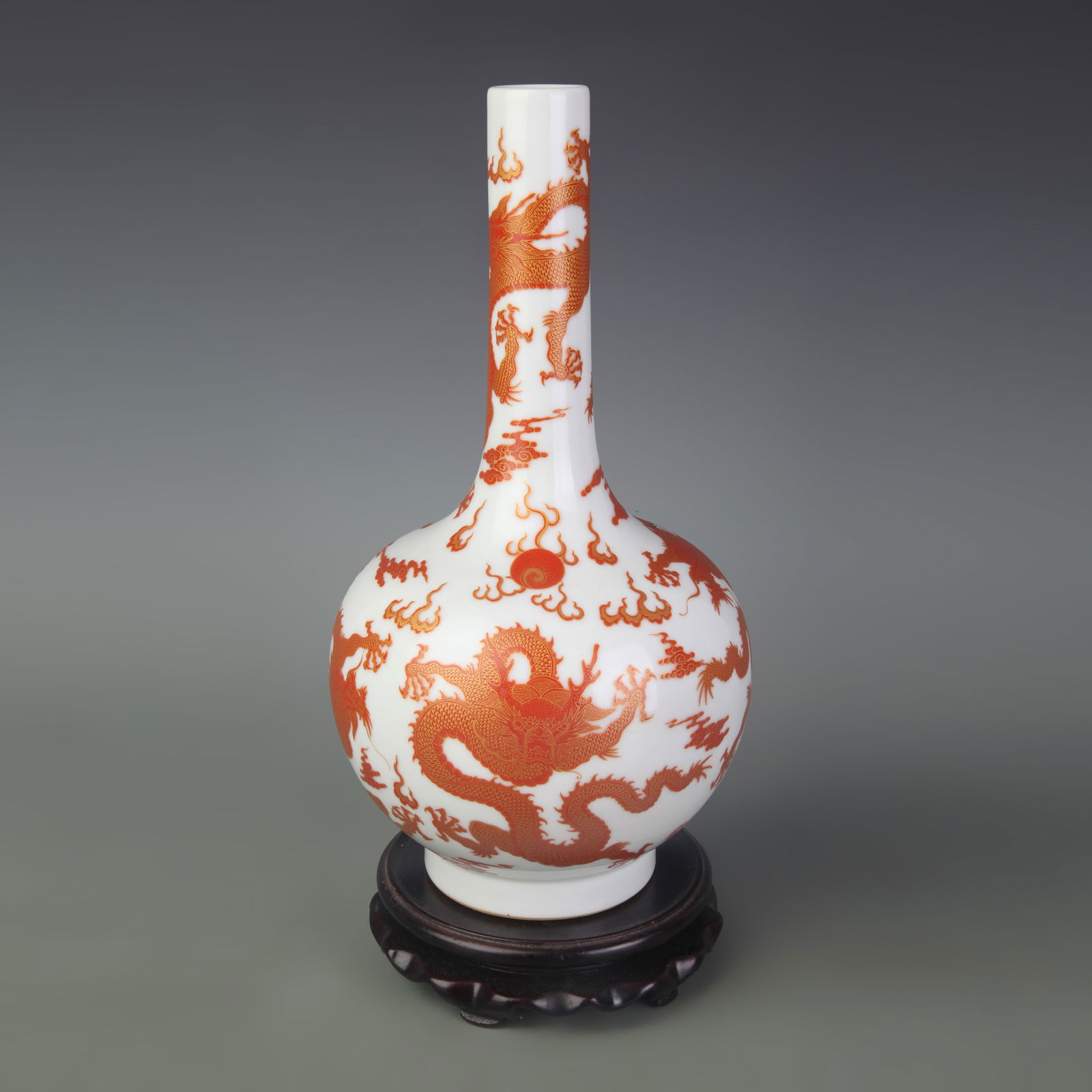 FAMILLE ROSE RED COLOR GLAZED DRAGON PATTERN GLOBULAR STYLE PORCELAIN VASE: Qing Dynasty; Kang Xi Period; Diameter: 3.3 inch; High: 11.0 inch