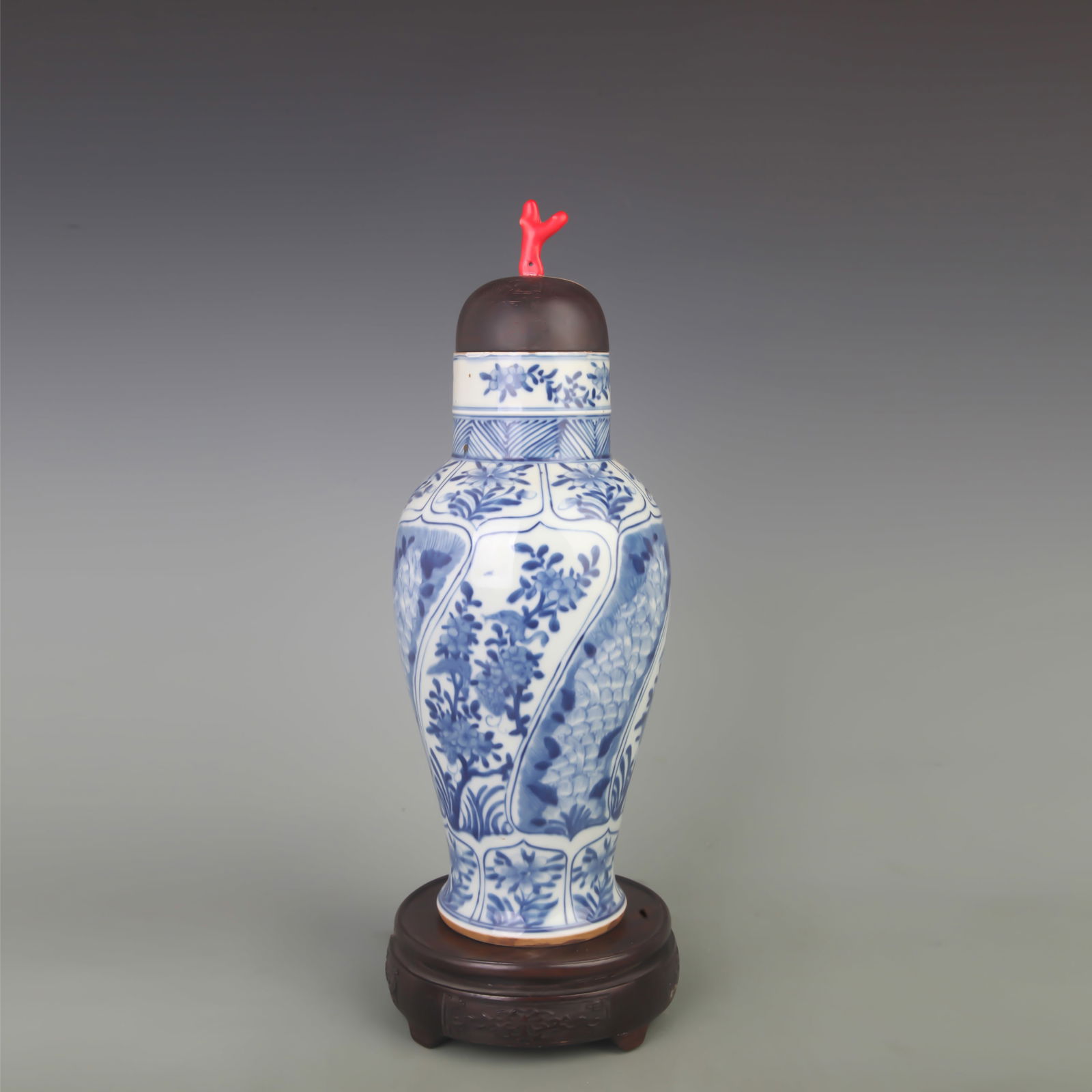 BLUE AND WHITE DRAGON “GENERAL?? JAR (WITH HARDWOOD COVER AND CORAL KNOP): Qing Dynasty; Diameter: 4.8 inch; High: 11.0 inch